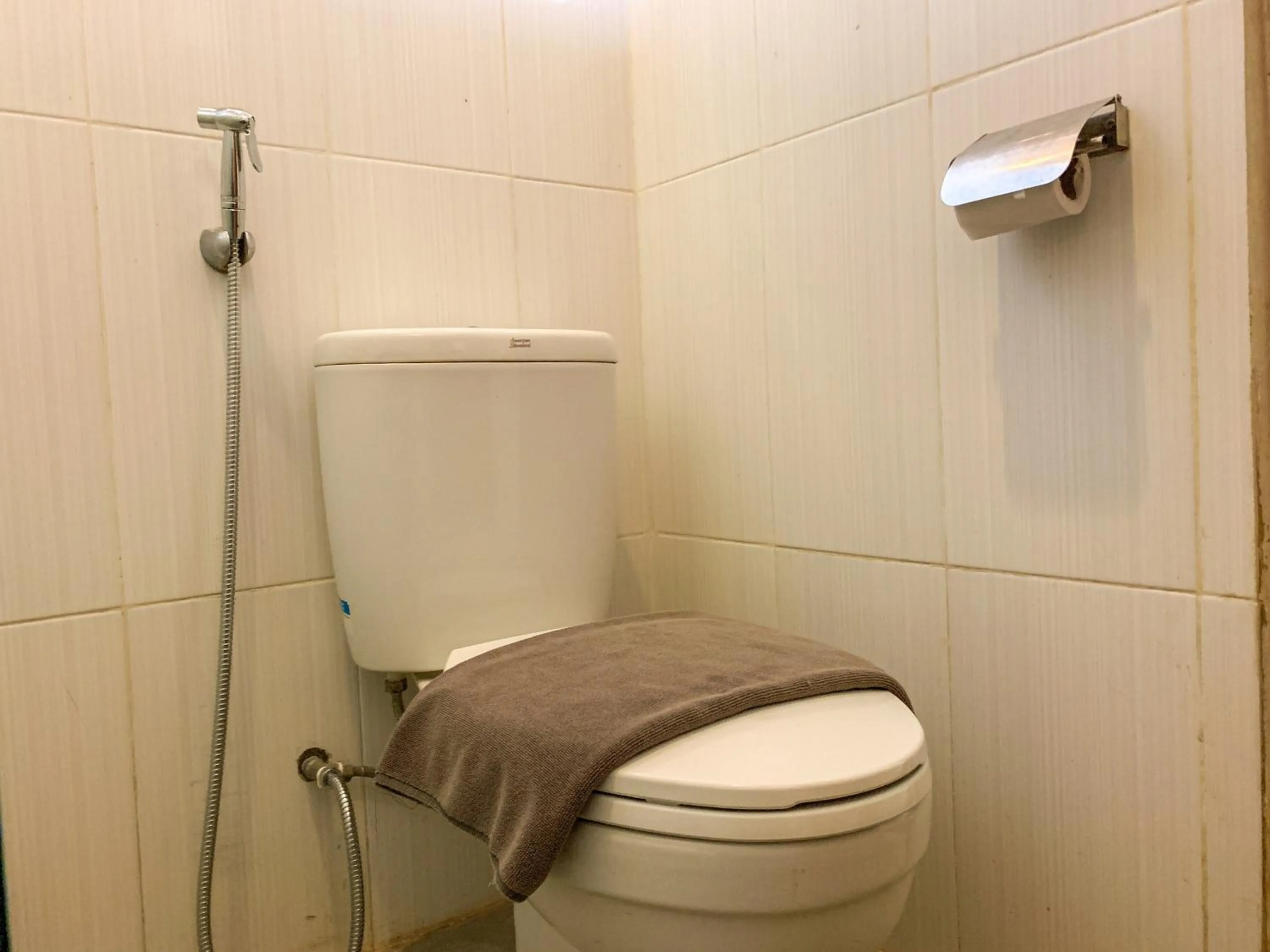 Toilet in Urbanview Sasono Putro Condoongcatur by RedDoorz