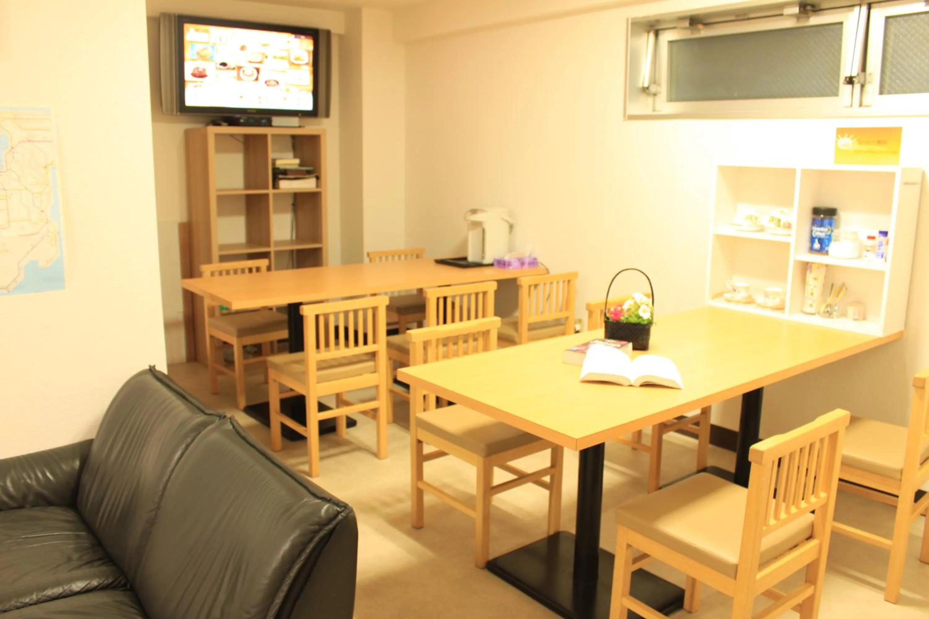 Communal lounge/ TV room in T and K Hostel Kobe Sannomiya East
