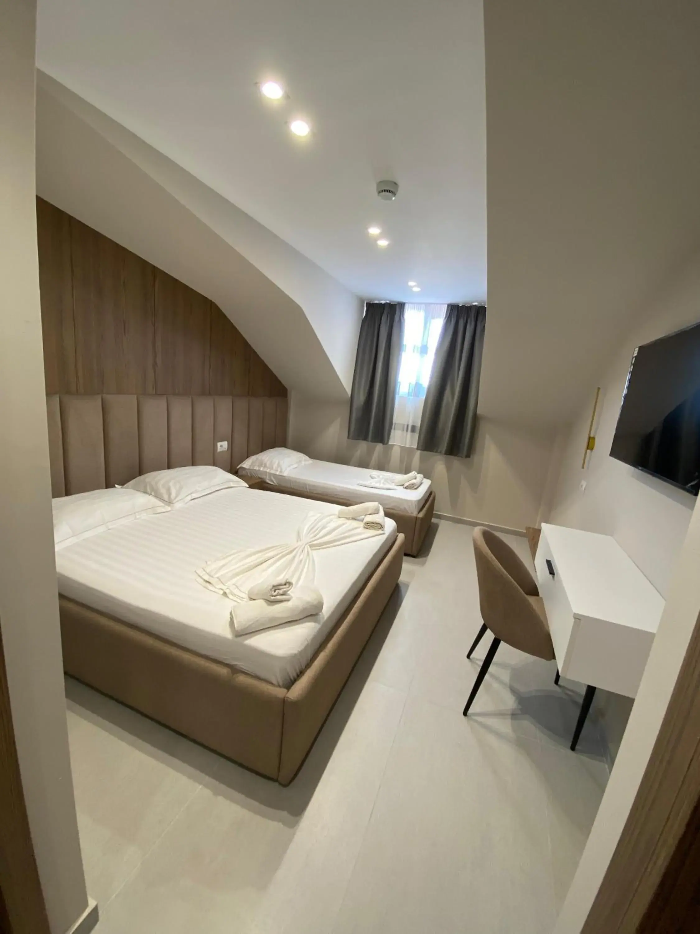 Budget Triple Room in Velmar Hotel Budget Triple Room in Velmar Hotel