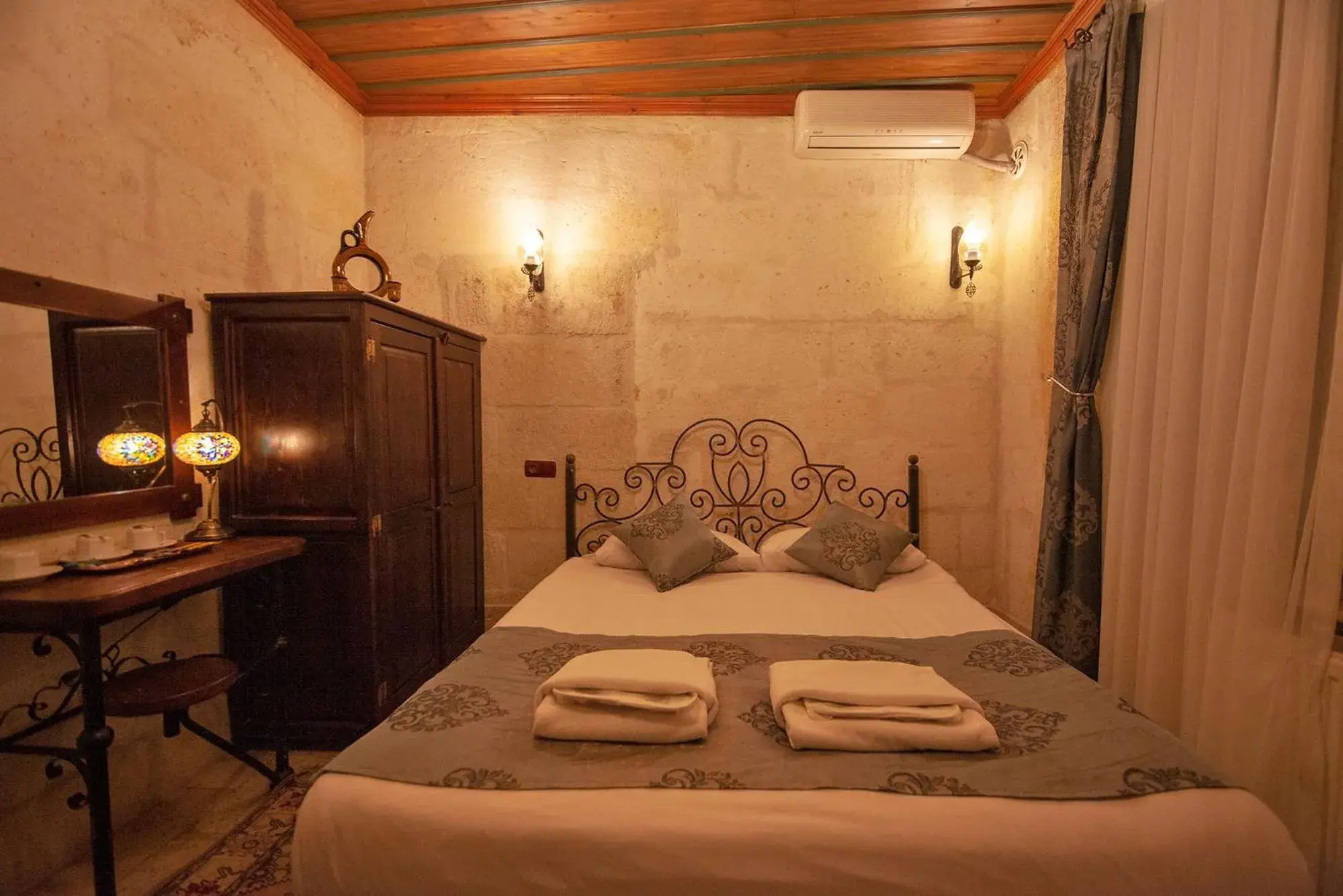 Bedroom, Bed in Center Cave House Bedroom, Bed in Center Cave House