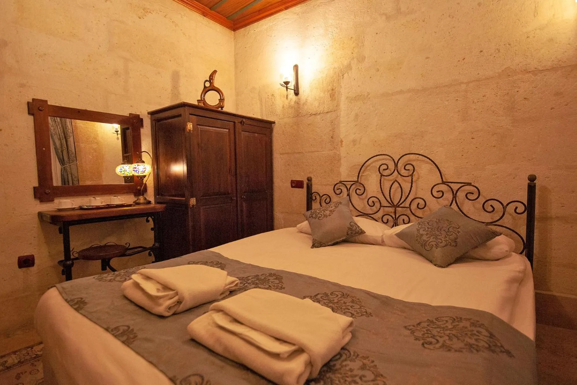 Photo of the whole room, Bed in Center Cave House