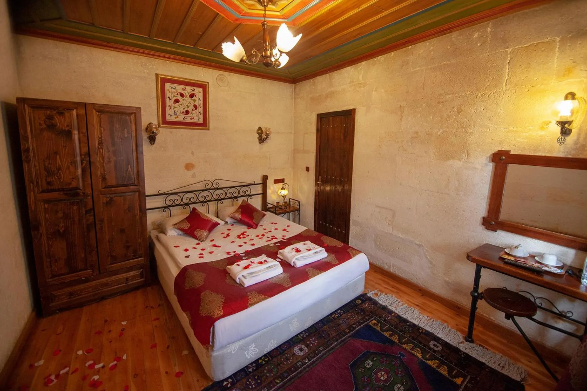 Photo of the whole room, Bed in Center Cave House