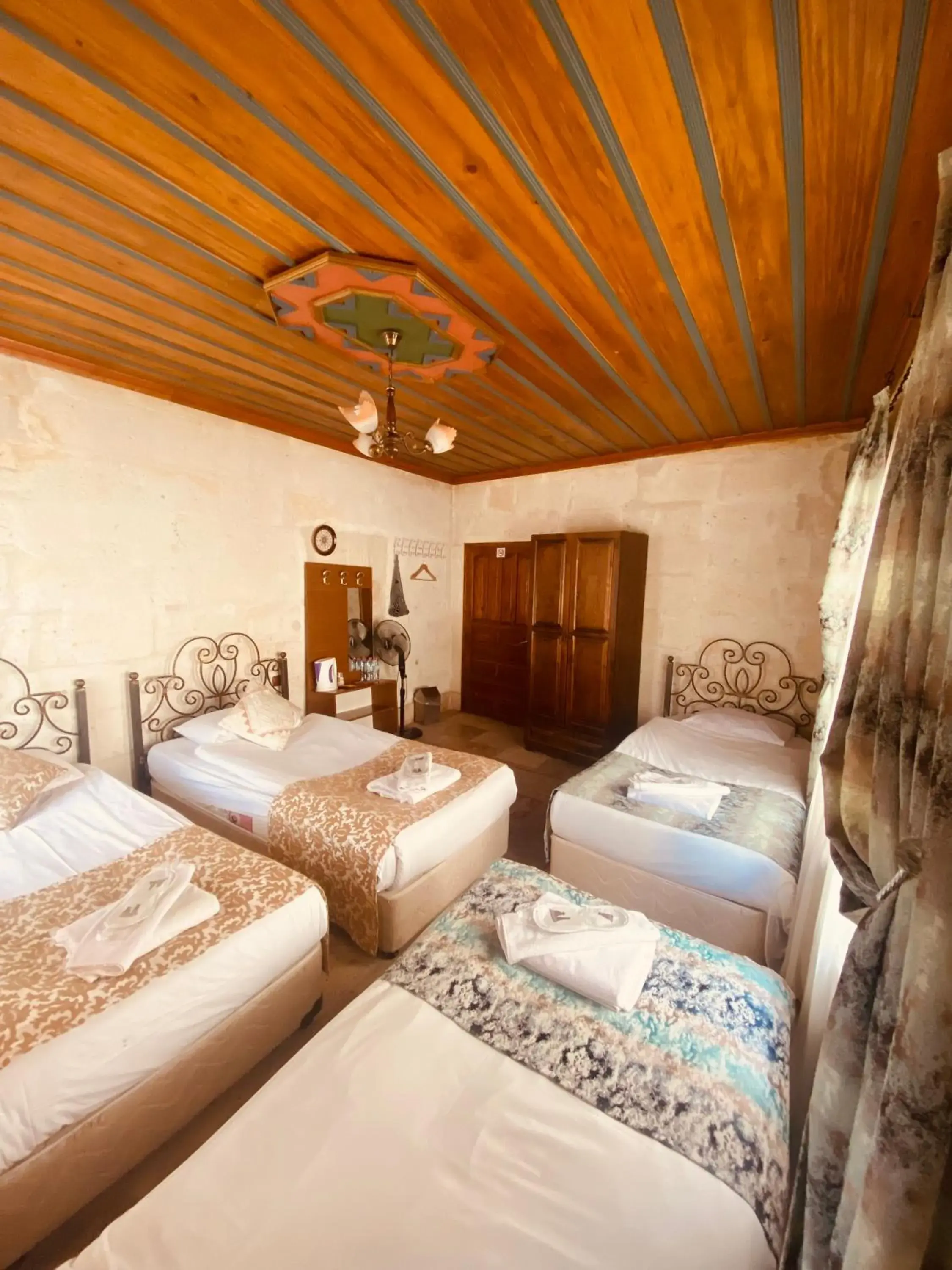 Bedroom, Bed in Center Cave House Bedroom, Bed in Center Cave House