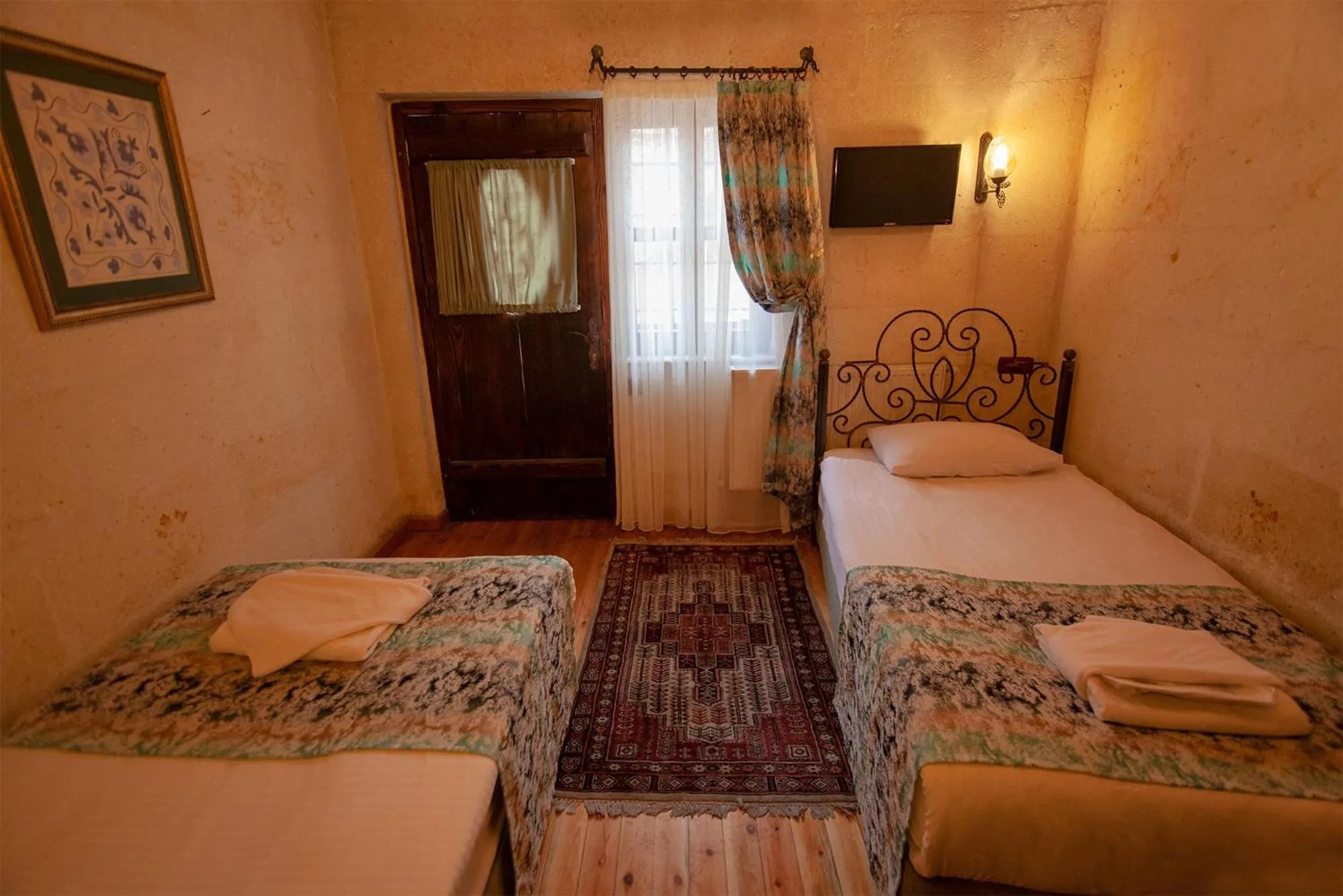 TV and multimedia, Bed in Center Cave House