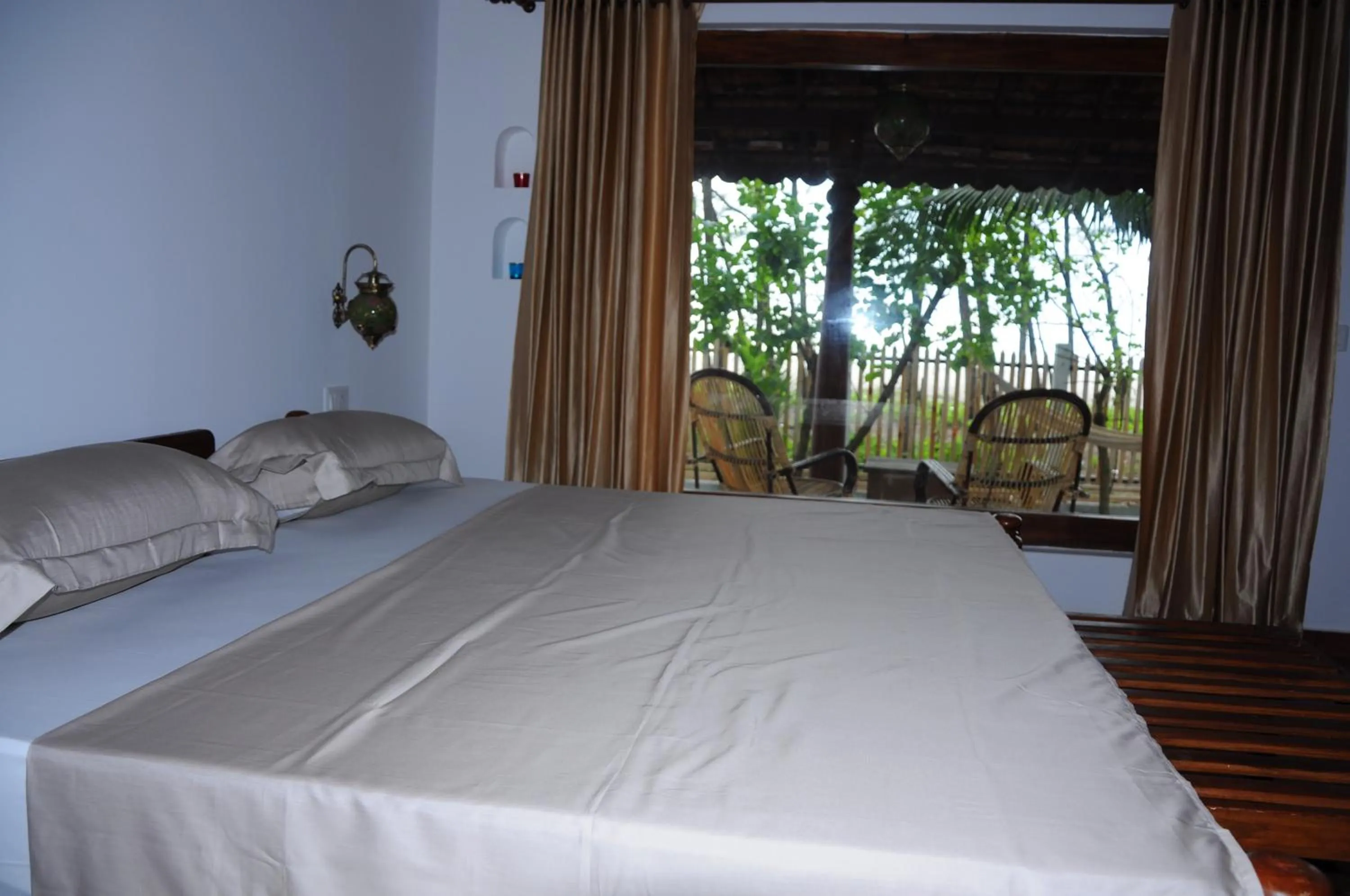 Photo of the whole room, Bed in Alleppey Beach Garden
