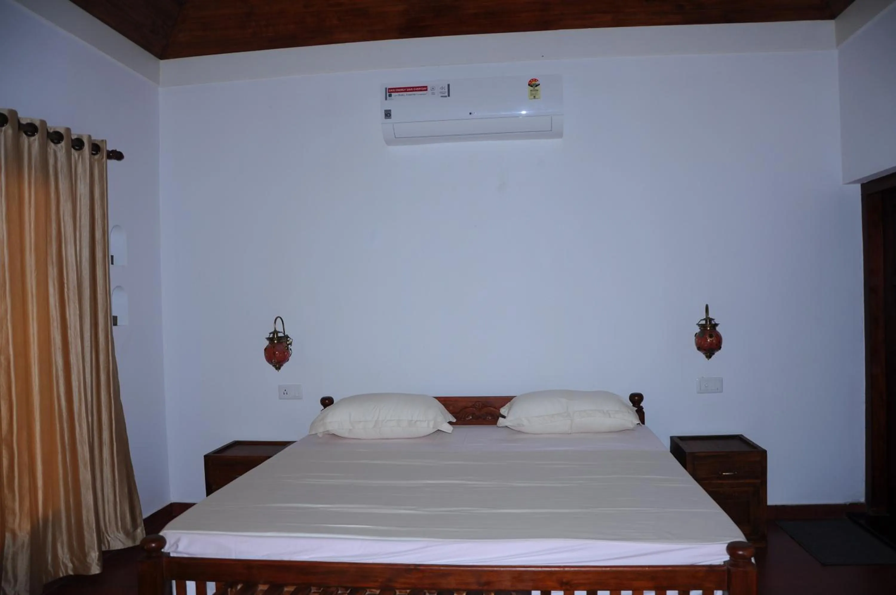 Photo of the whole room, Bed in Alleppey Beach Garden
