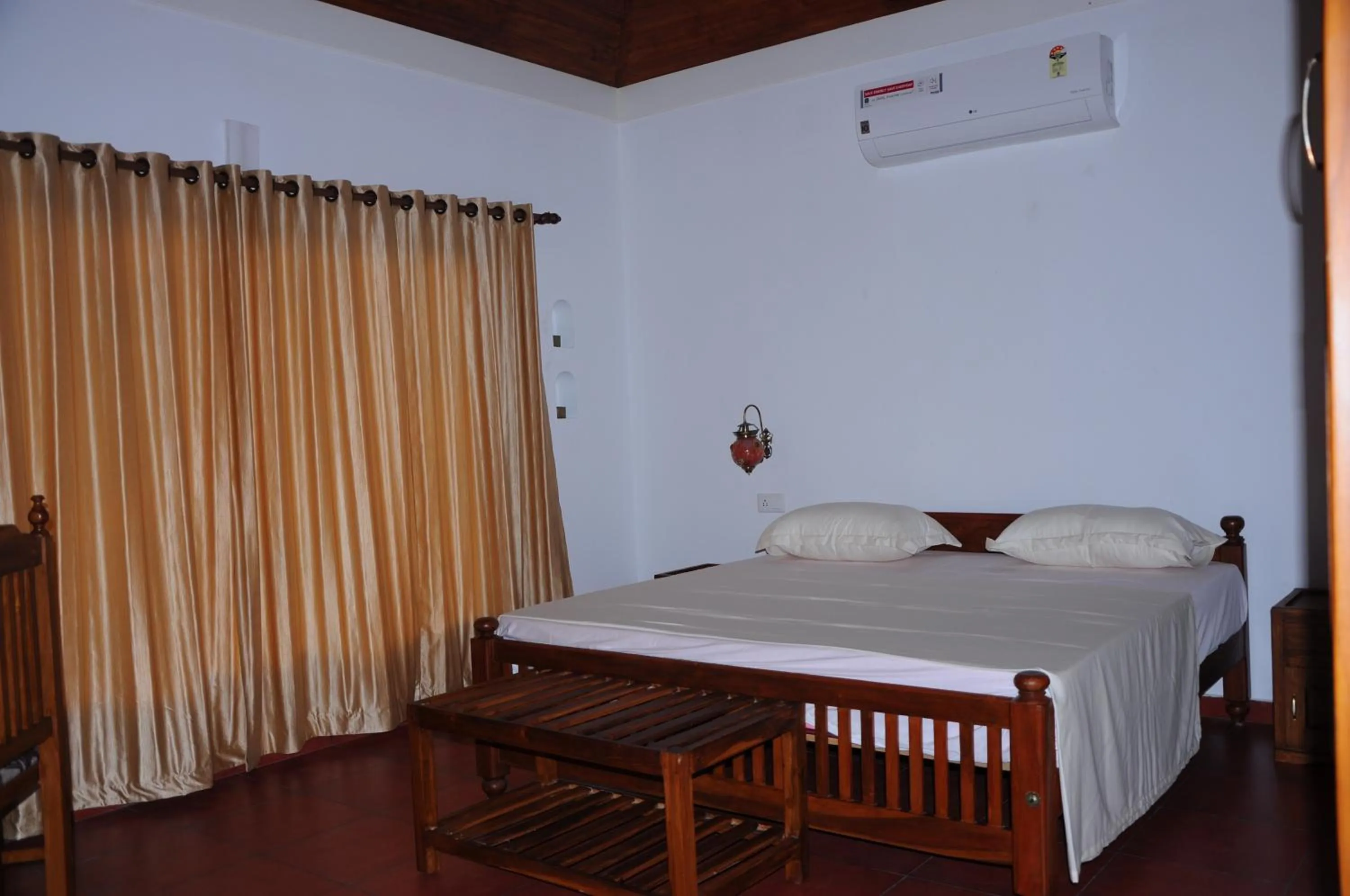 Photo of the whole room, Bed in Alleppey Beach Garden