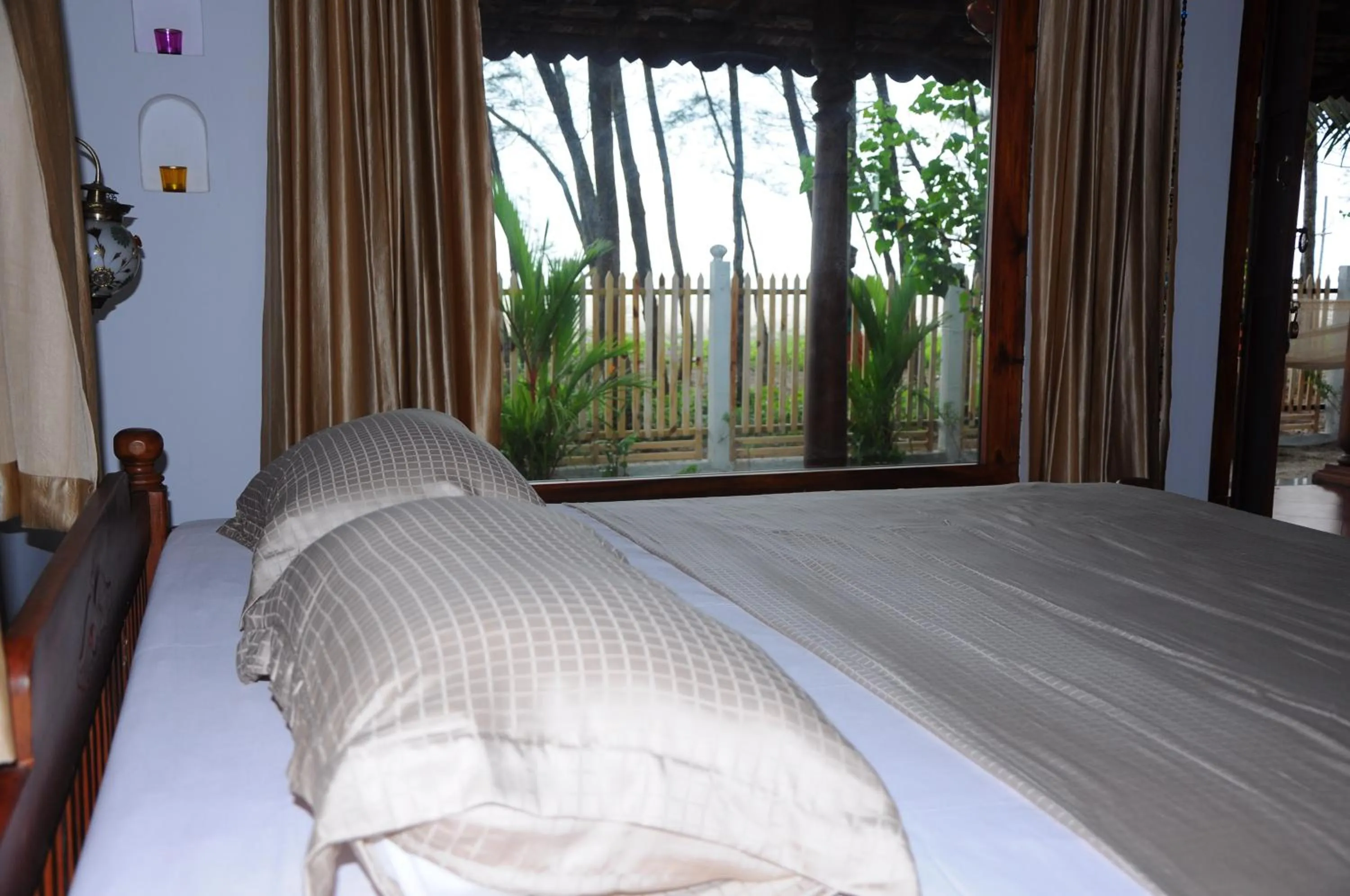 Photo of the whole room, Bed in Alleppey Beach Garden