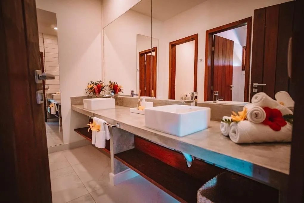 Bathroom in Madeiro Beach Hotel