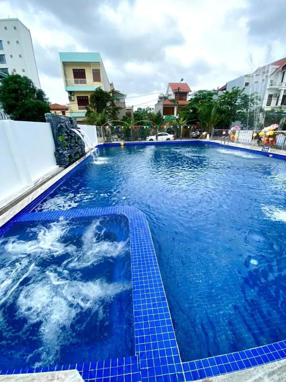 Swimming pool in Thuan Thanh Hotel