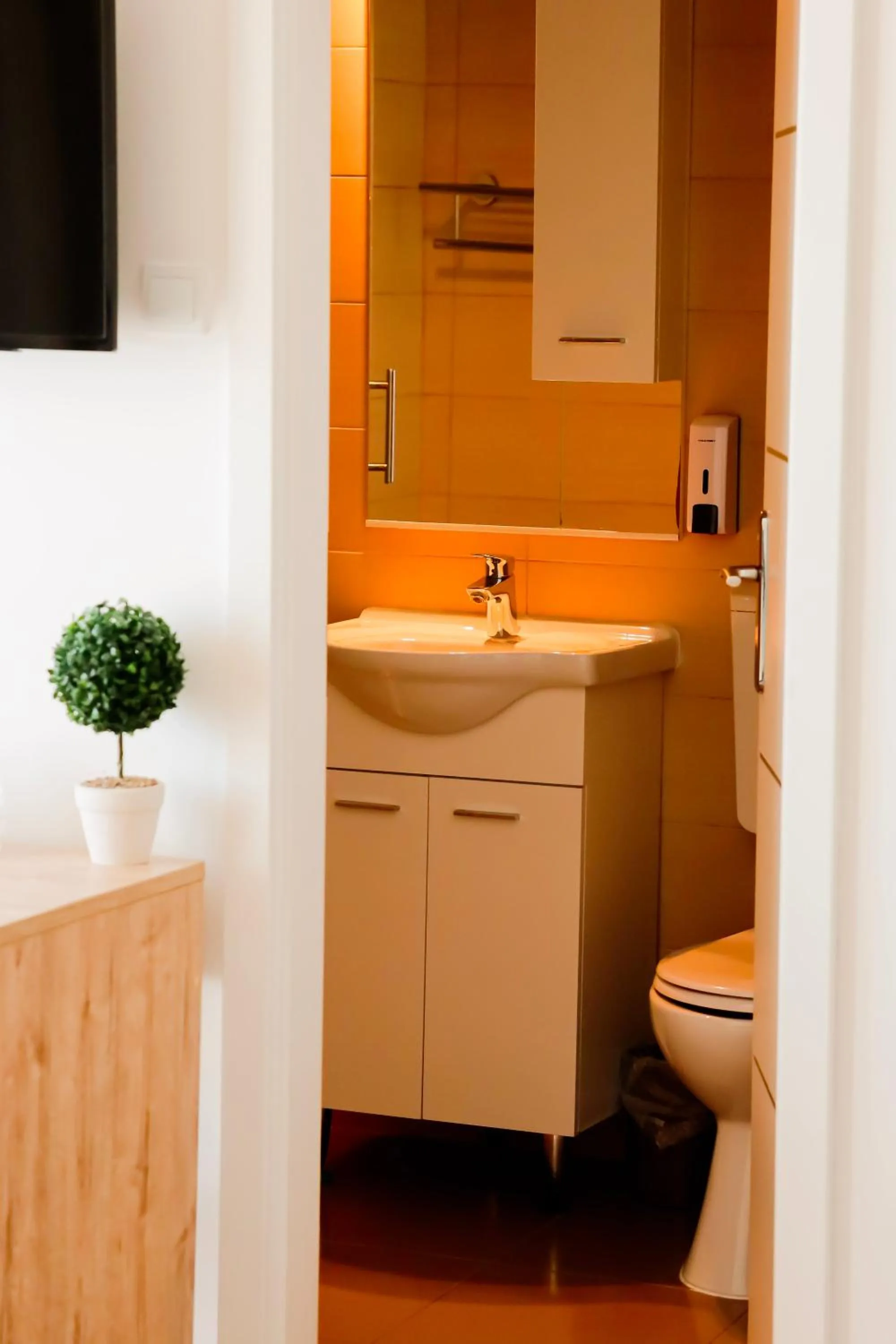 Bathroom in London Rooms Zagreb Airport