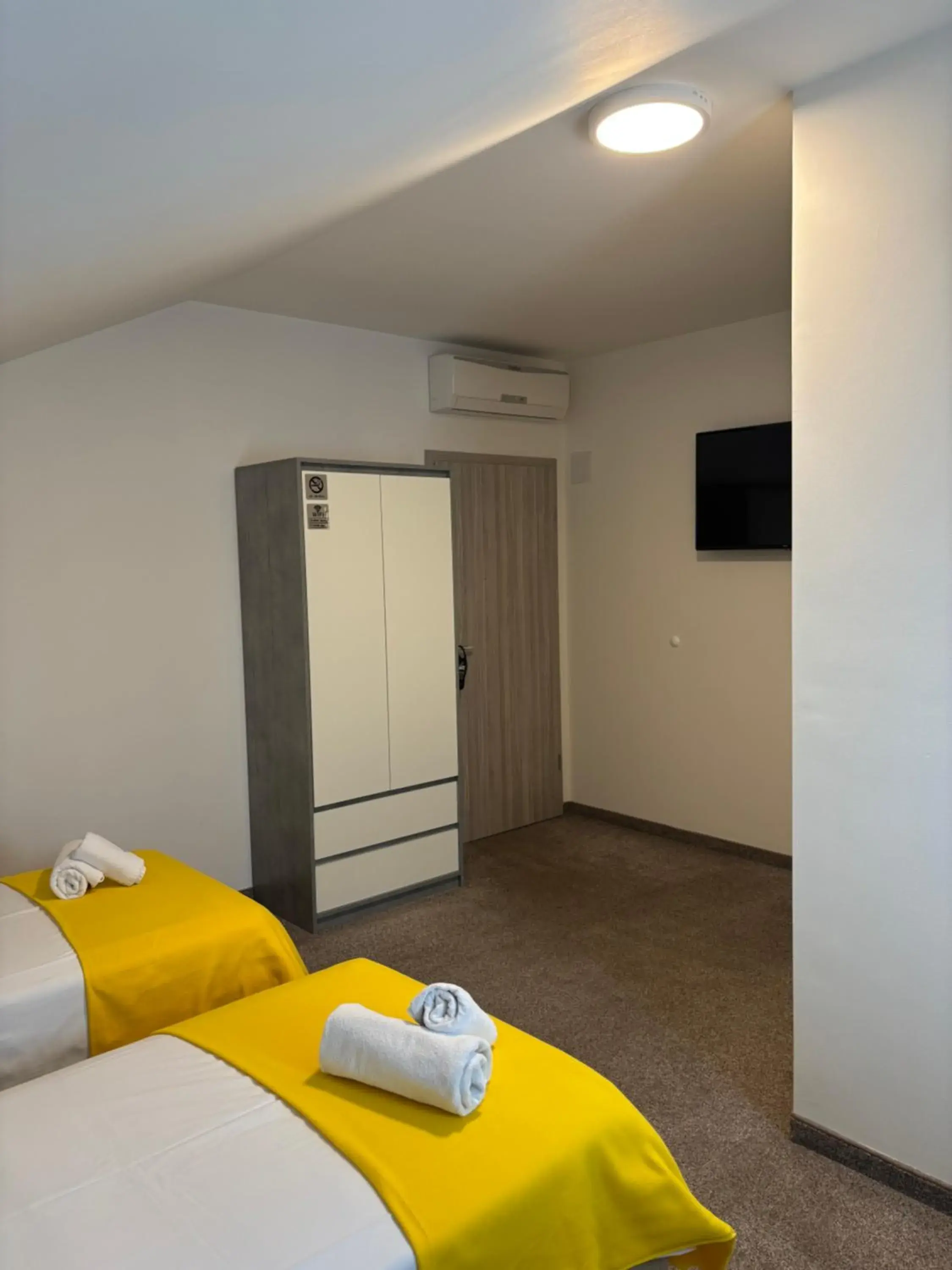 Bed in London Rooms Zagreb Airport Bed in London Rooms Zagreb Airport