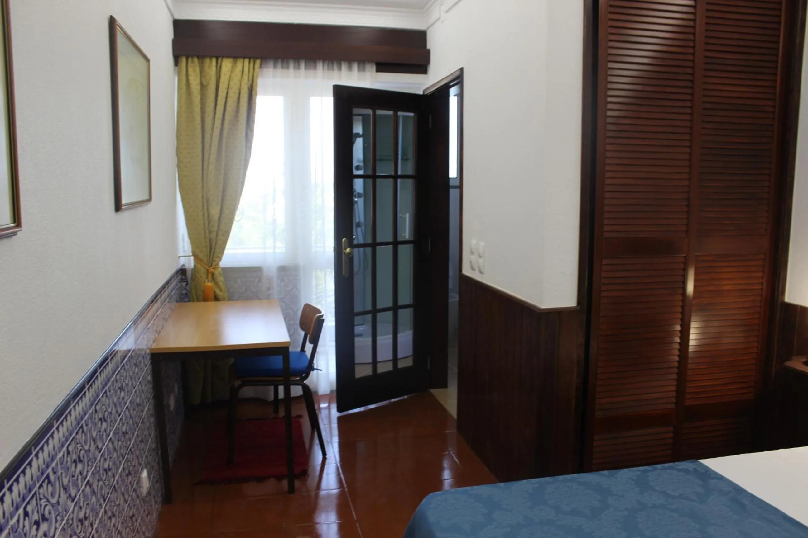 Seating area, Bed in Cascais Jasmim Doce