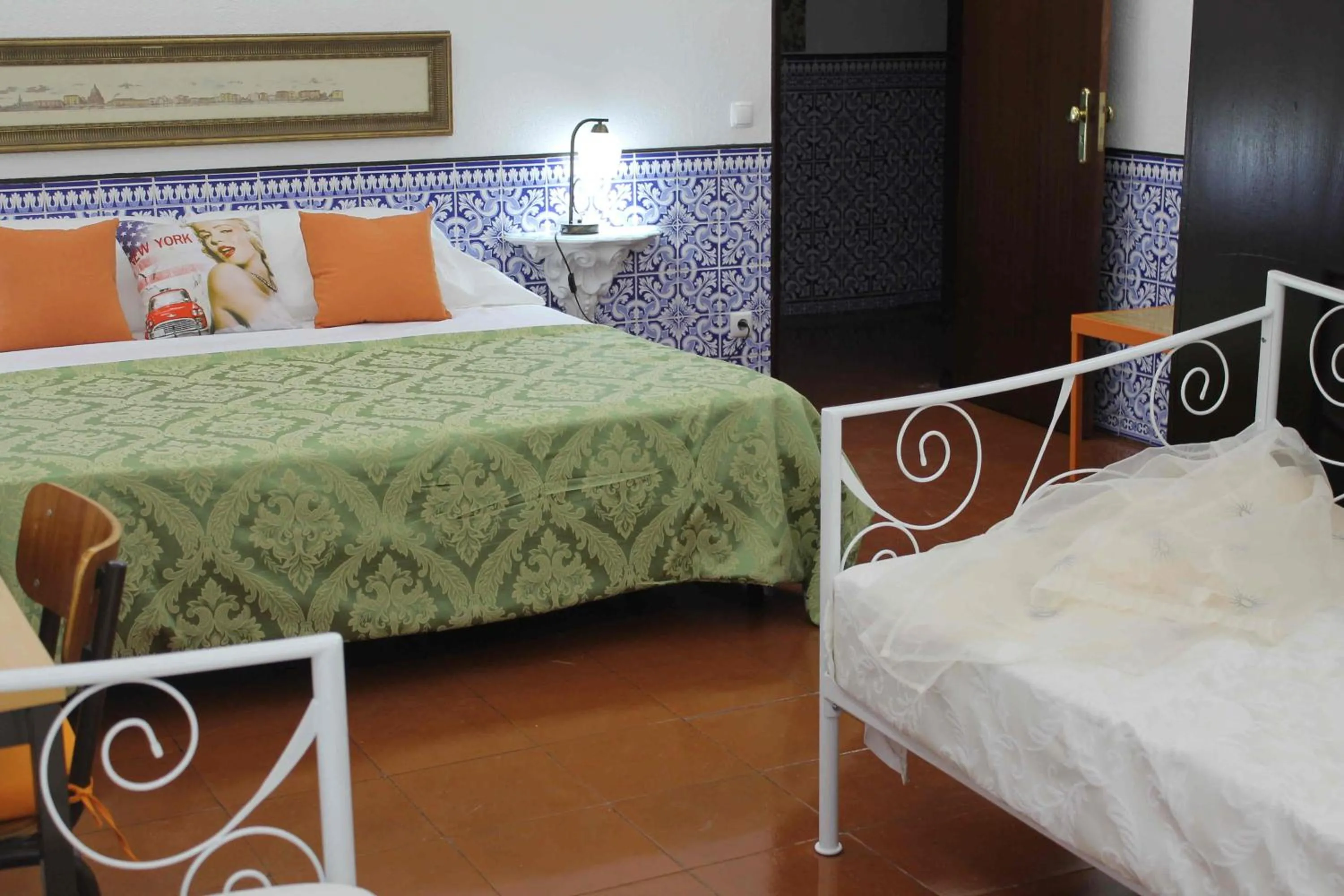 Photo of the whole room, Bed in Cascais Jasmim Doce