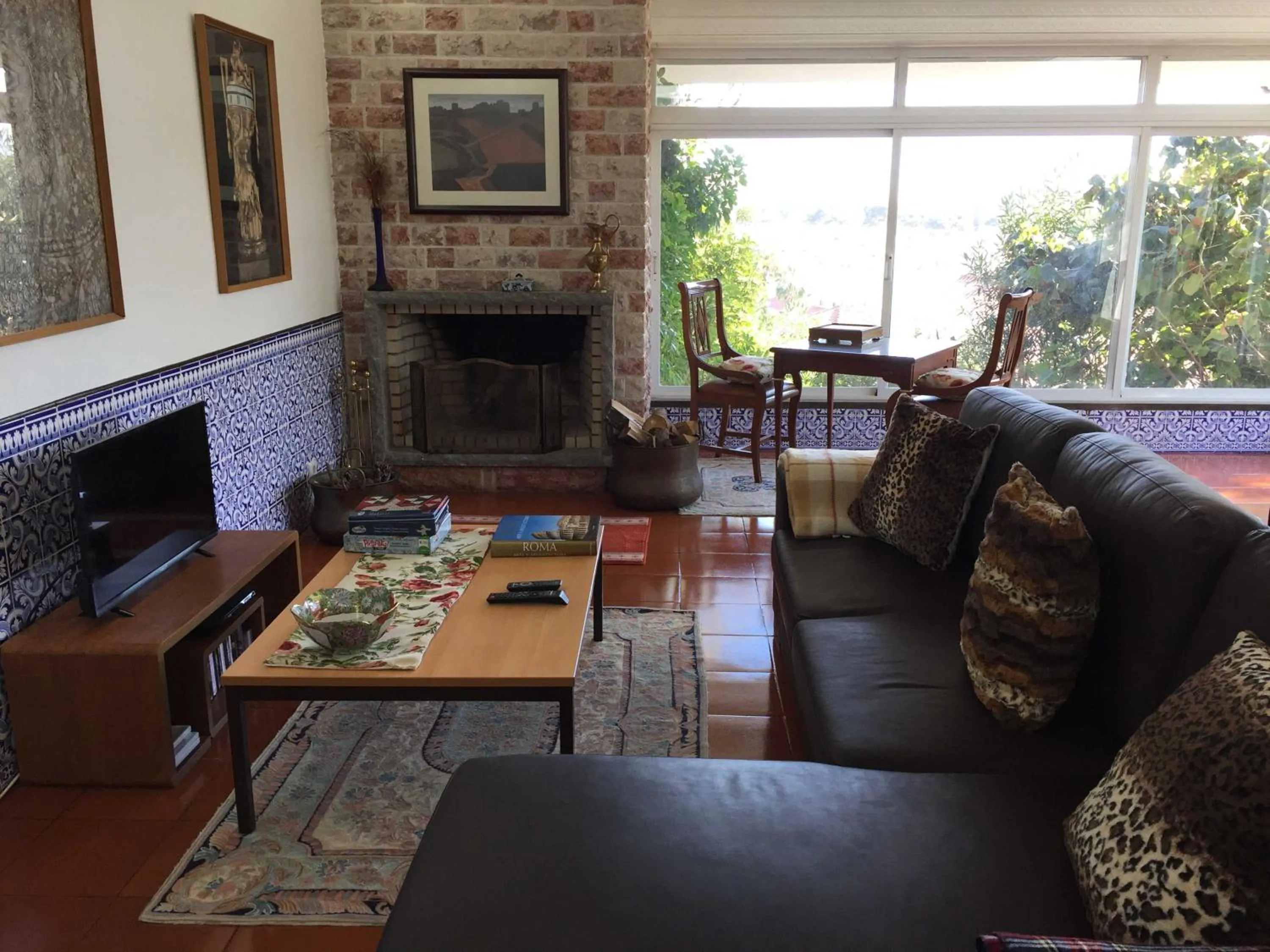 Communal lounge/ TV room in Cascais Jasmim Doce