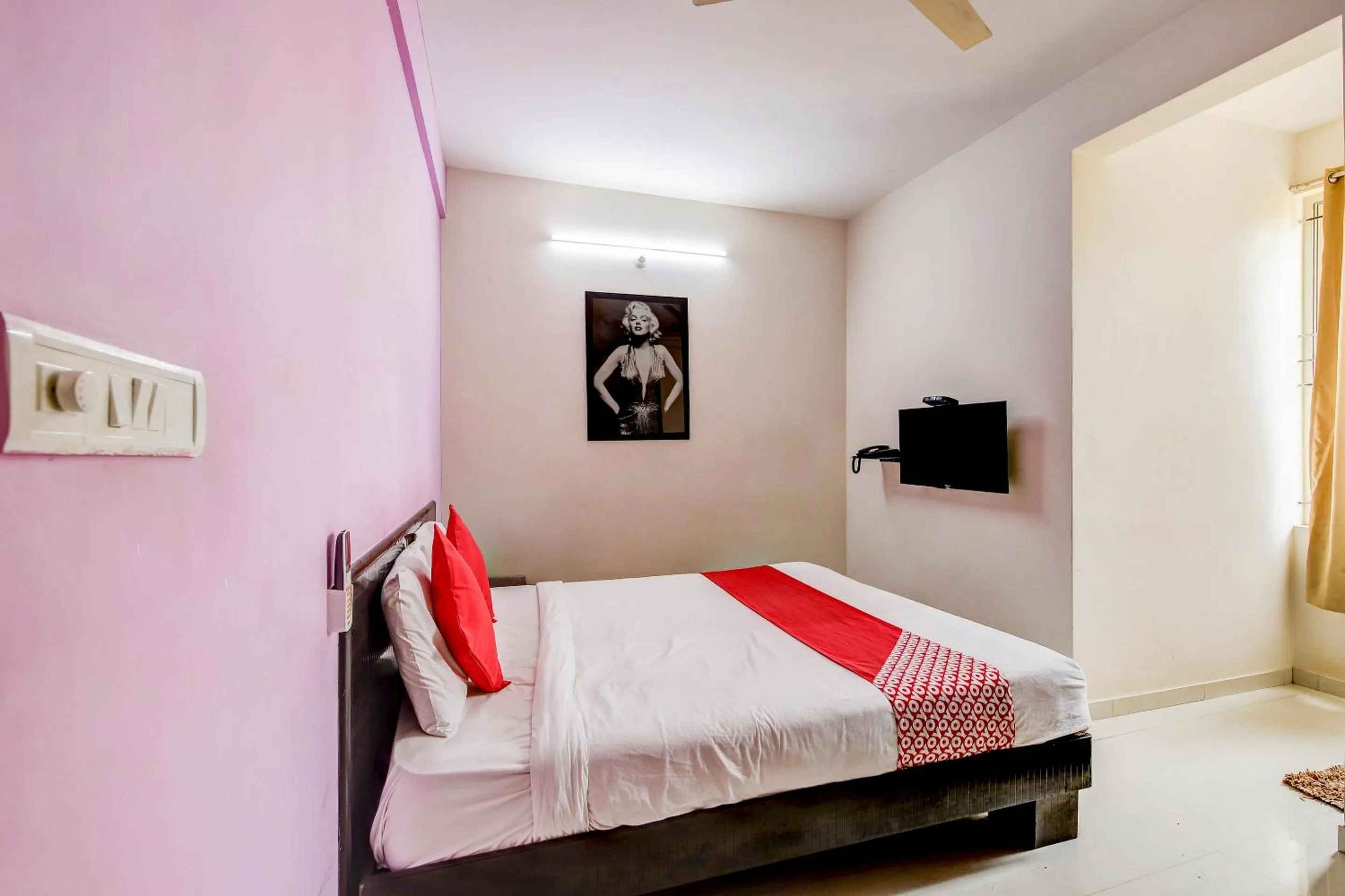 Facade/entrance, Bed in Hotel O Manu Residency