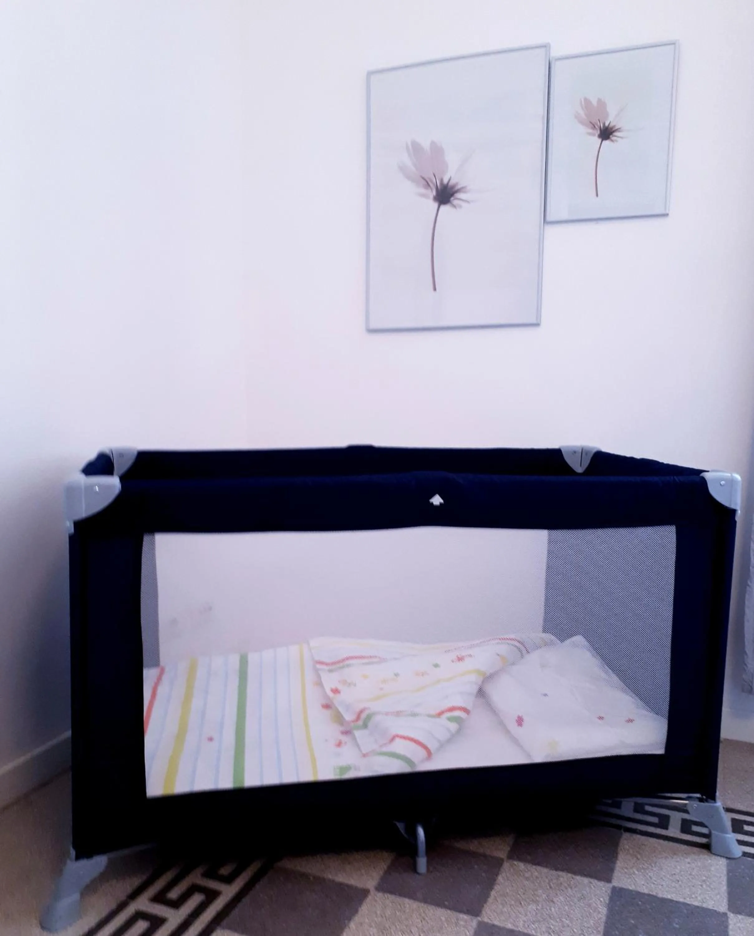cot, Bed in Apartment Ostiense Piramide Station