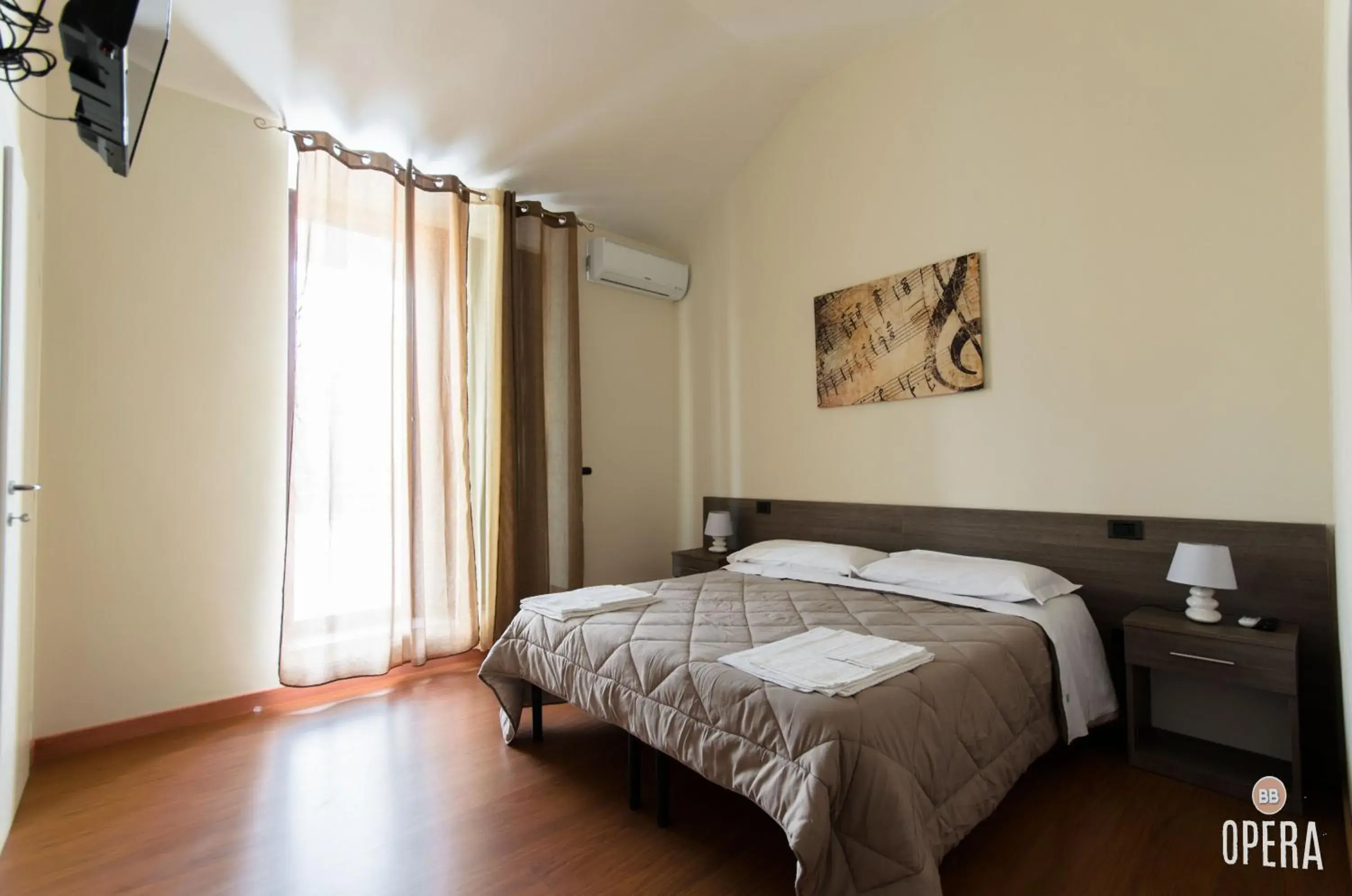 Large Double Room in Opera B&B Large Double Room in Opera B&B