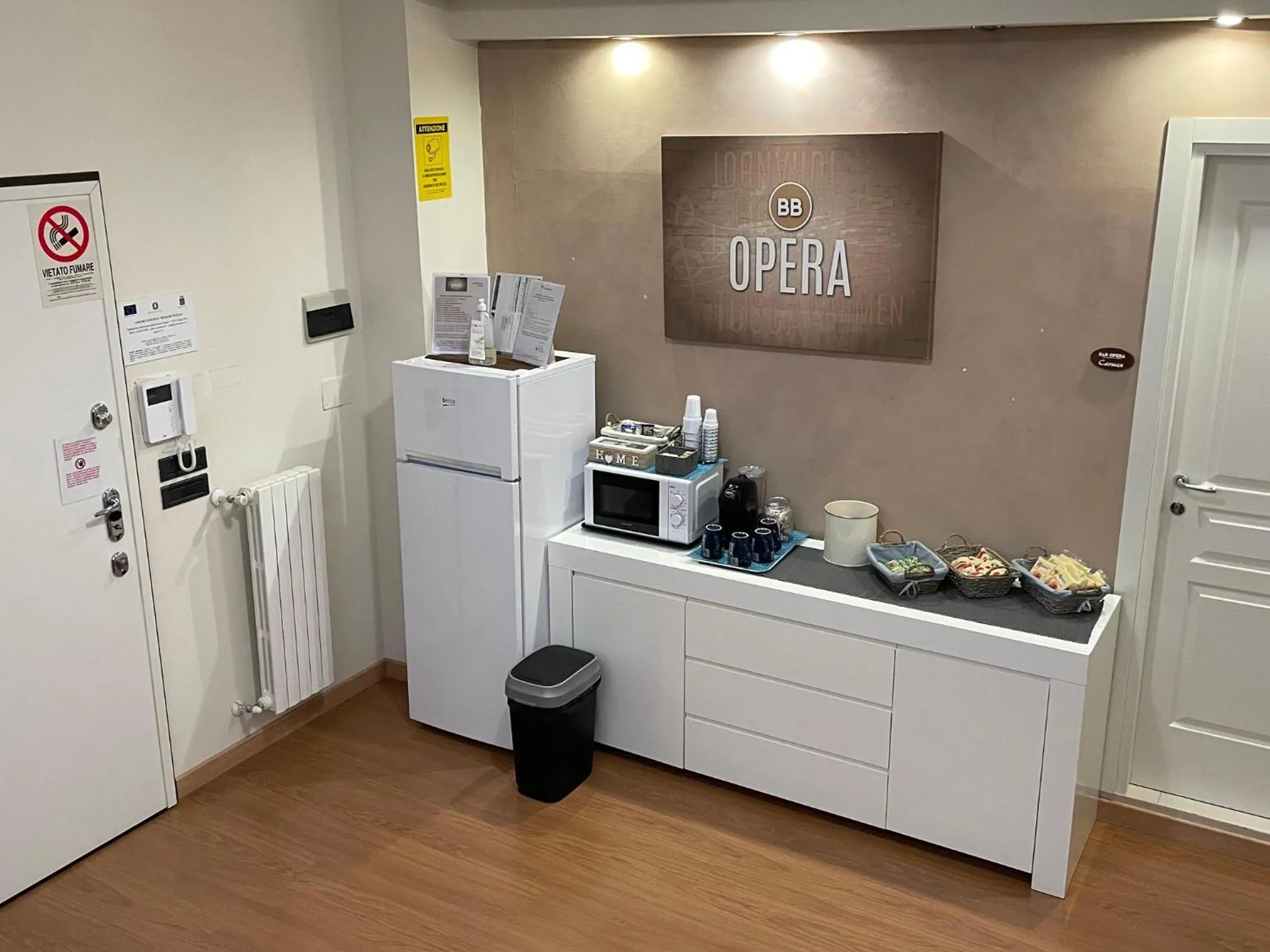 Communal lounge/ TV room in Opera B&B