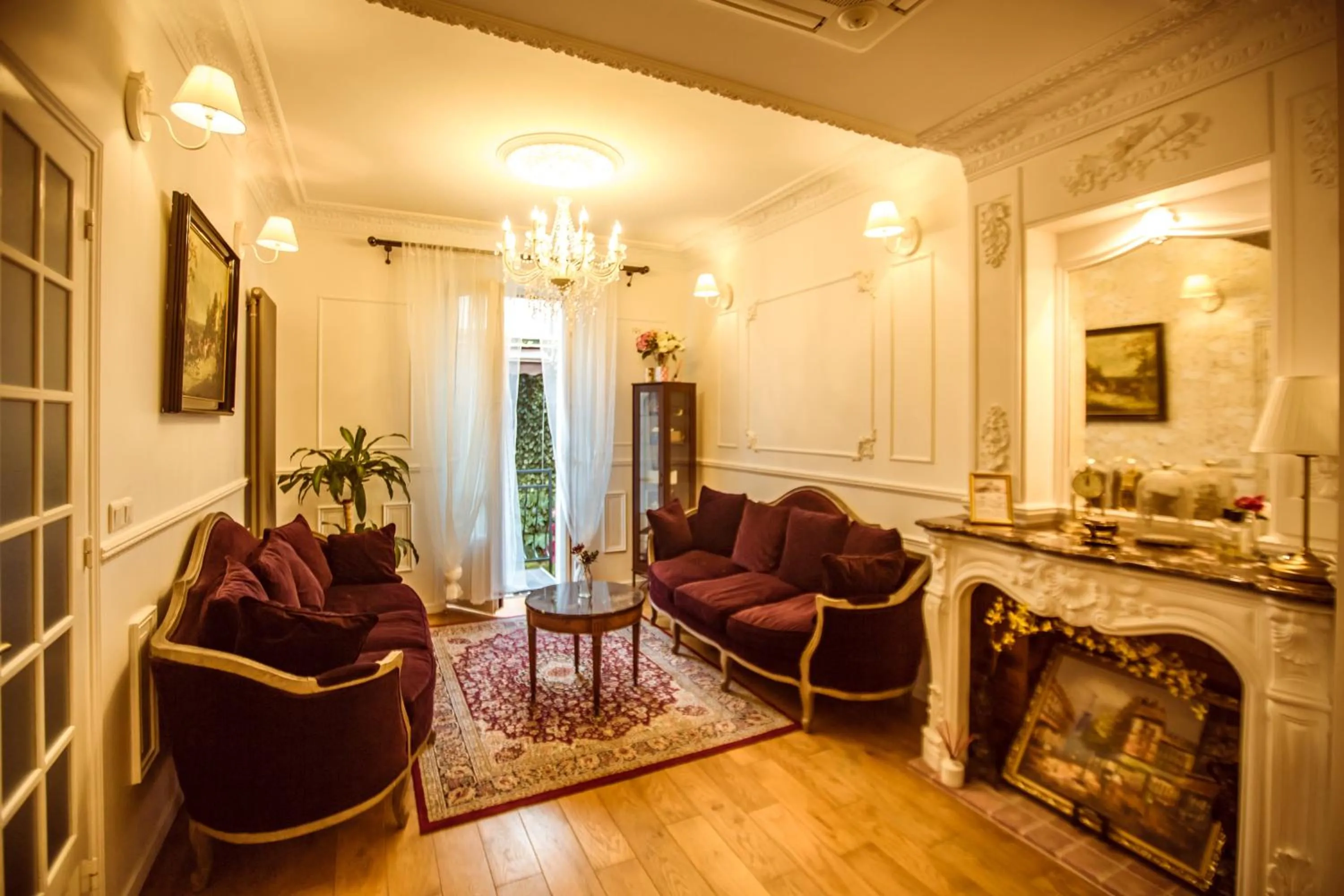 Day in La Maison Gobert Paris Hotel Particulier