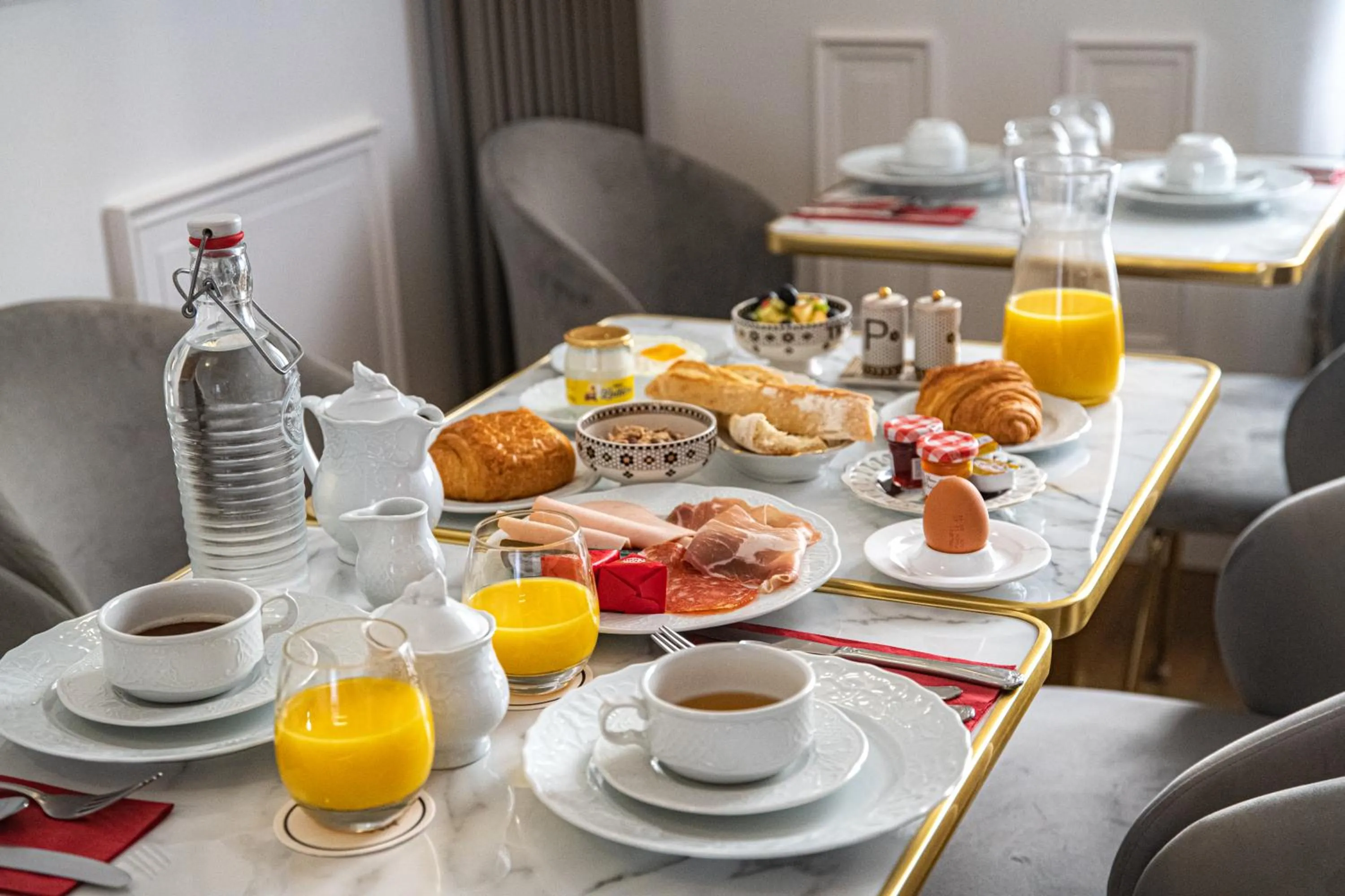 Food and drinks in La Maison Gobert Paris Hotel Particulier