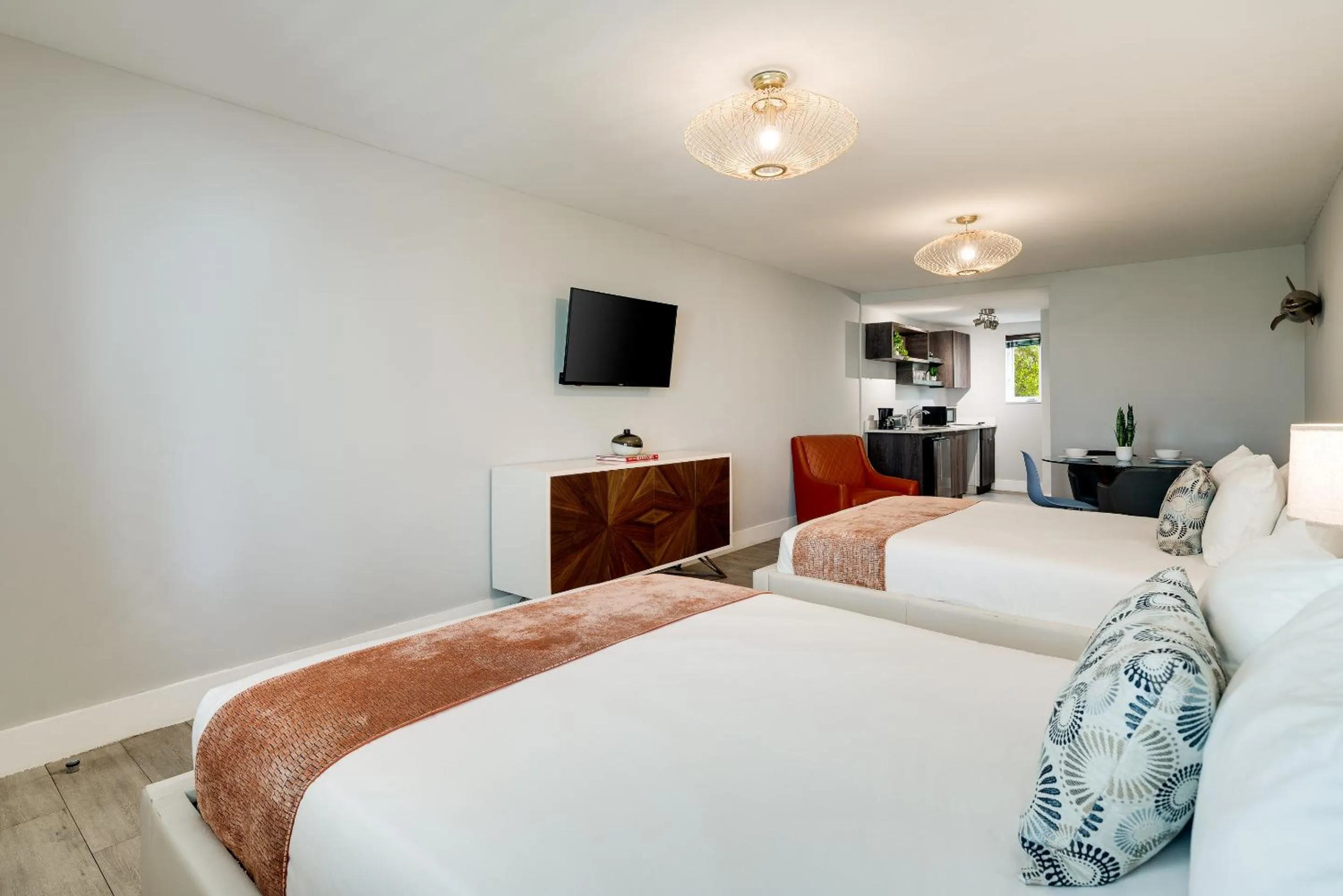 Photo of the whole room, Bed in Waterside Hotel and Suites