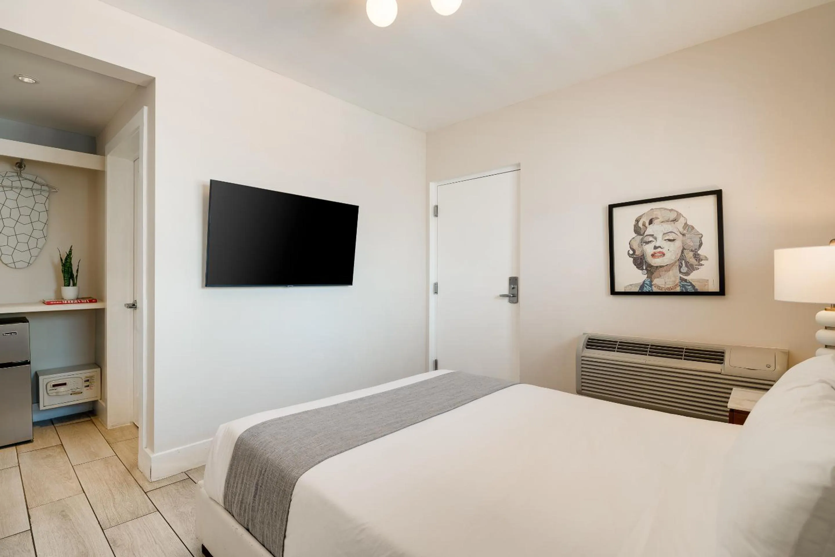 Bedroom, Bed in Waterside Hotel and Suites