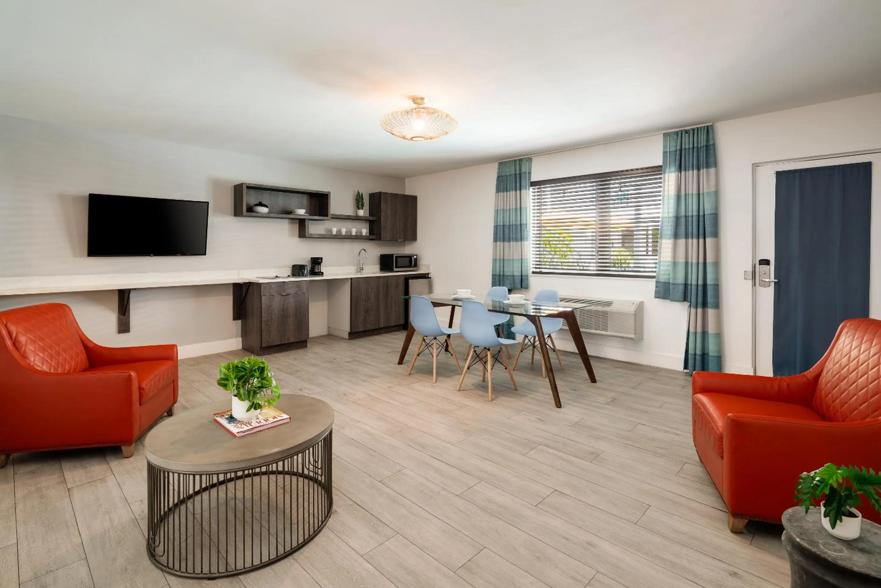 Living room in Waterside Hotel and Suites