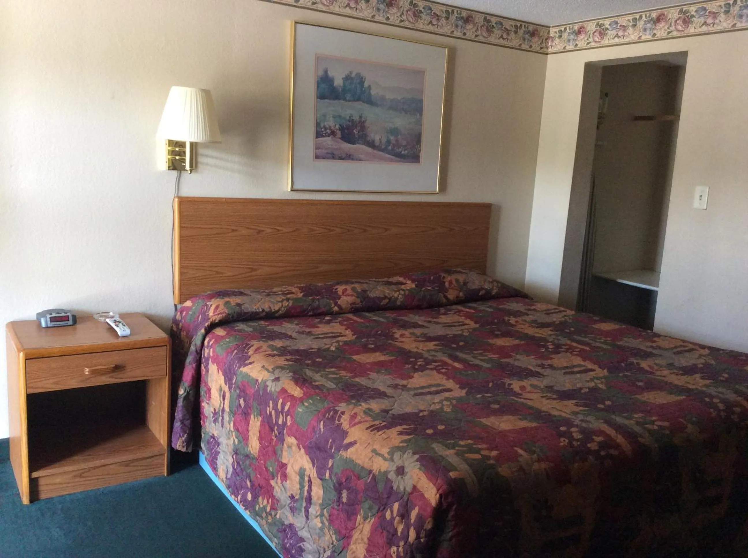 Bedroom, Bed in West Motel