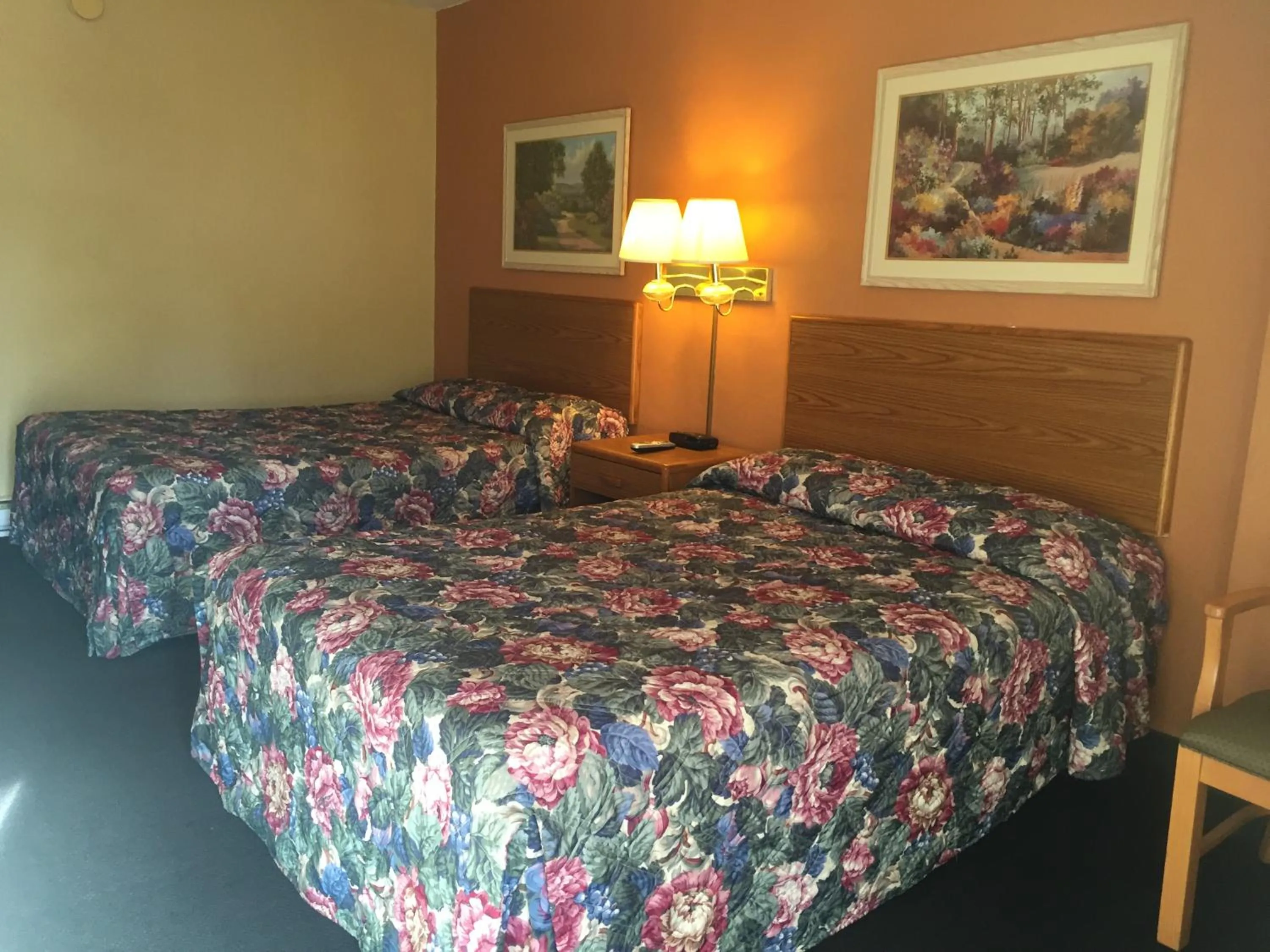 Bedroom, Bed in West Motel