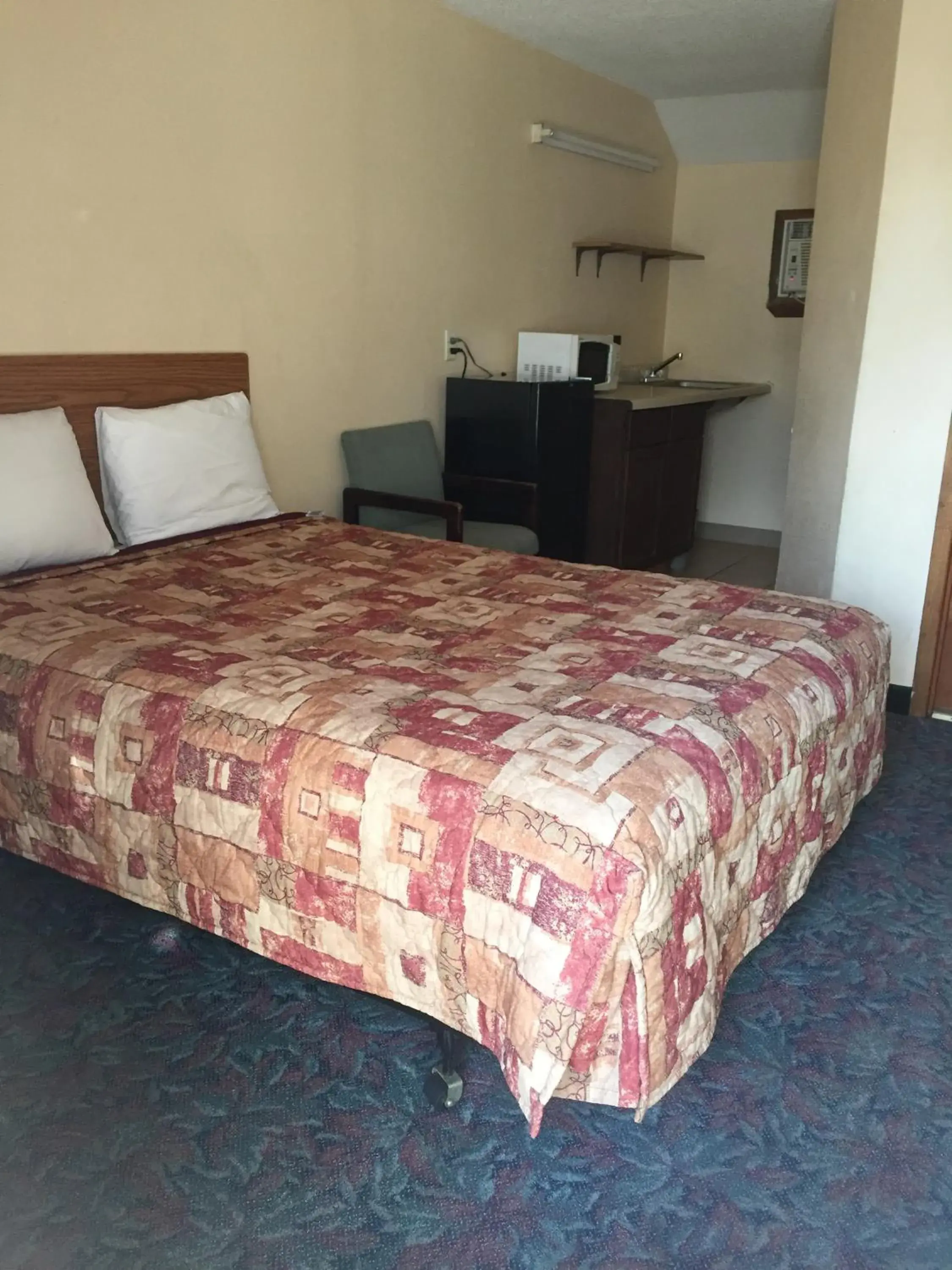 Queen Room in West Motel Queen Room in West Motel