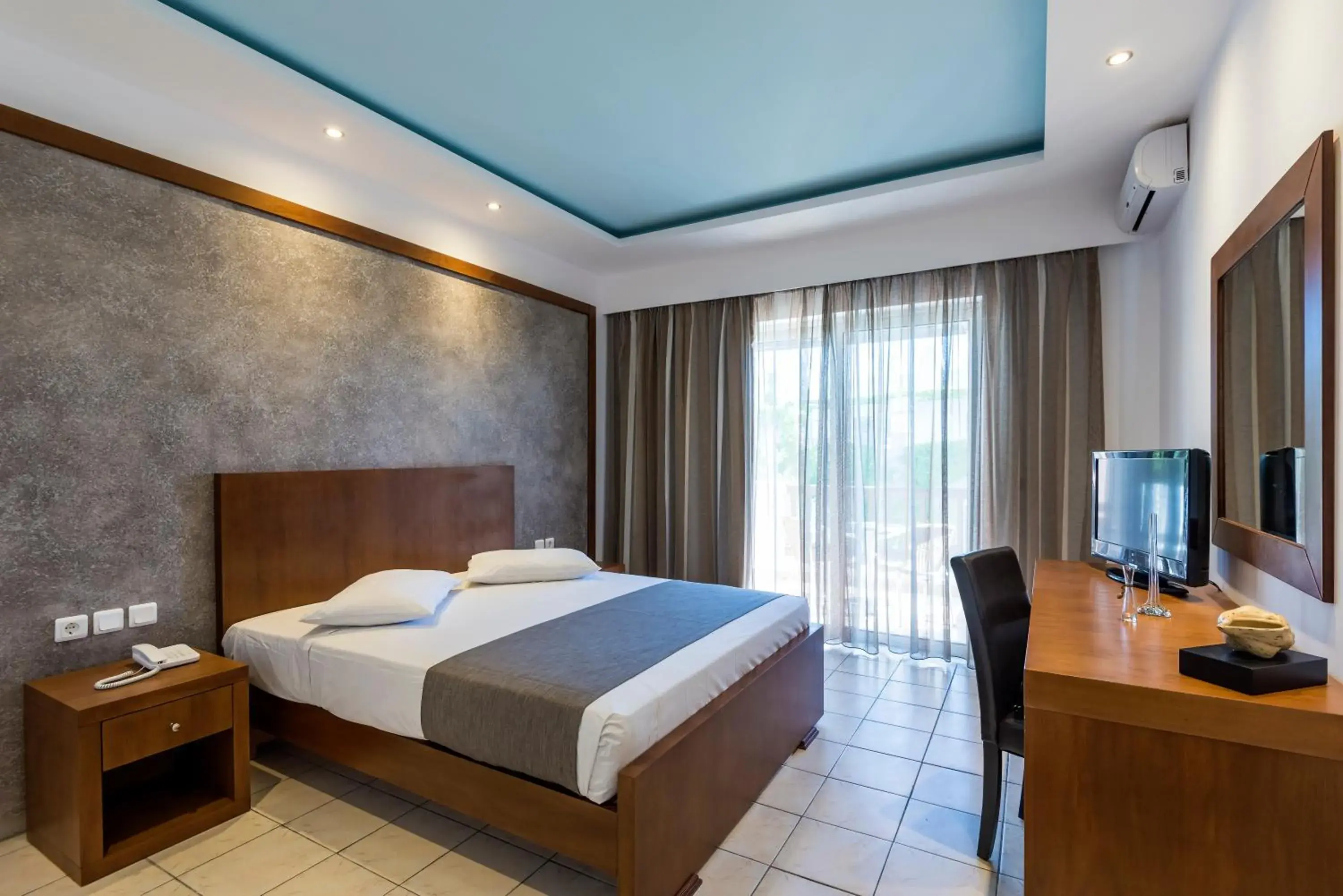 Photo of the whole room, Bed in Gaia Royal Photo of the whole room, Bed in Gaia Royal