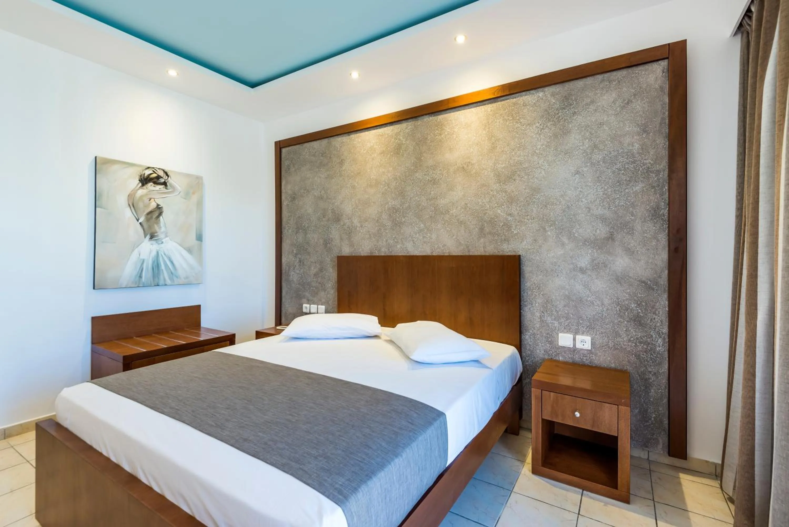 Photo of the whole room, Bed in Gaia Royal