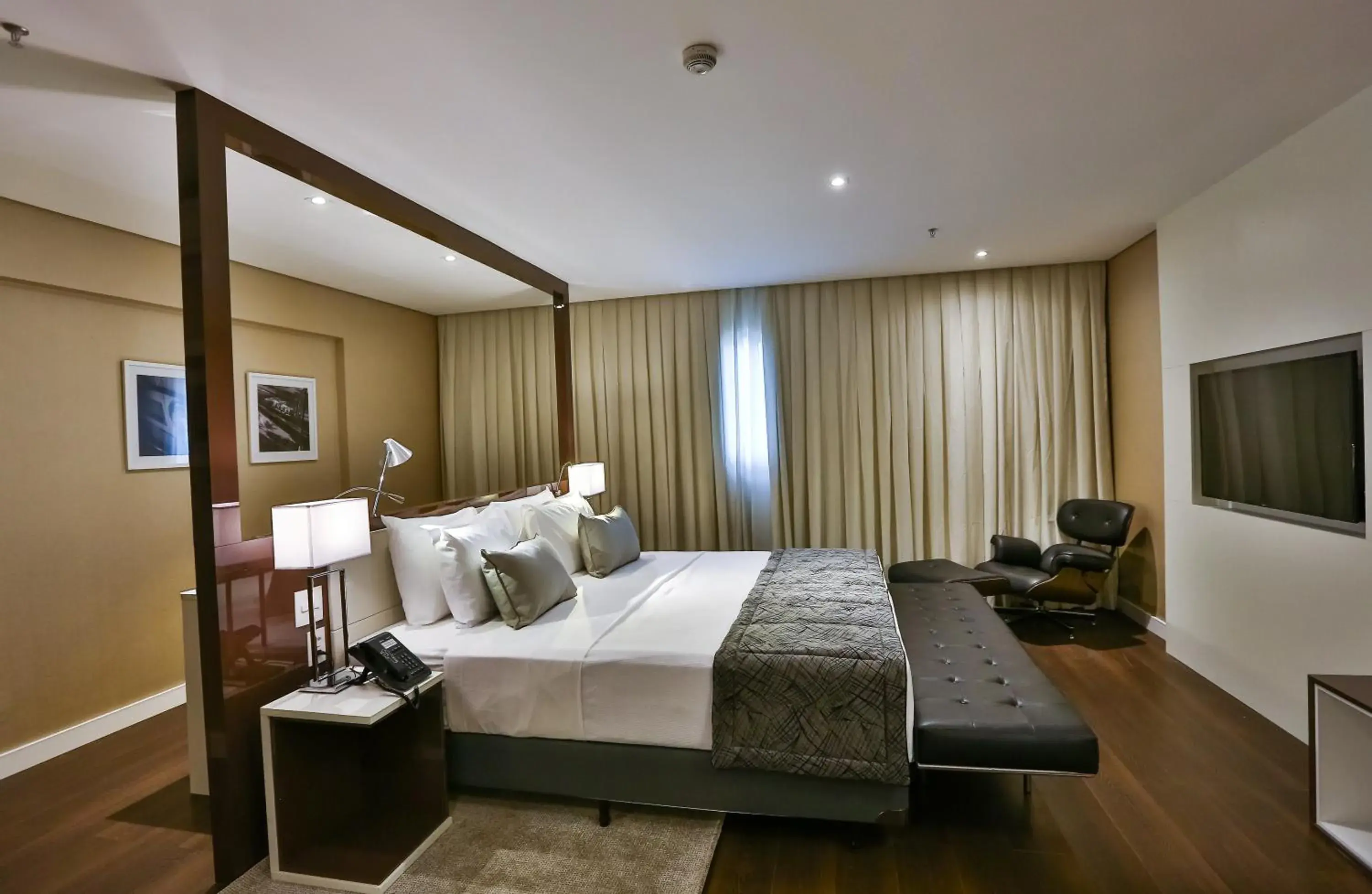 Bedroom, Bed in Quality Hotel Flamboyant Bedroom, Bed in Quality Hotel Flamboyant