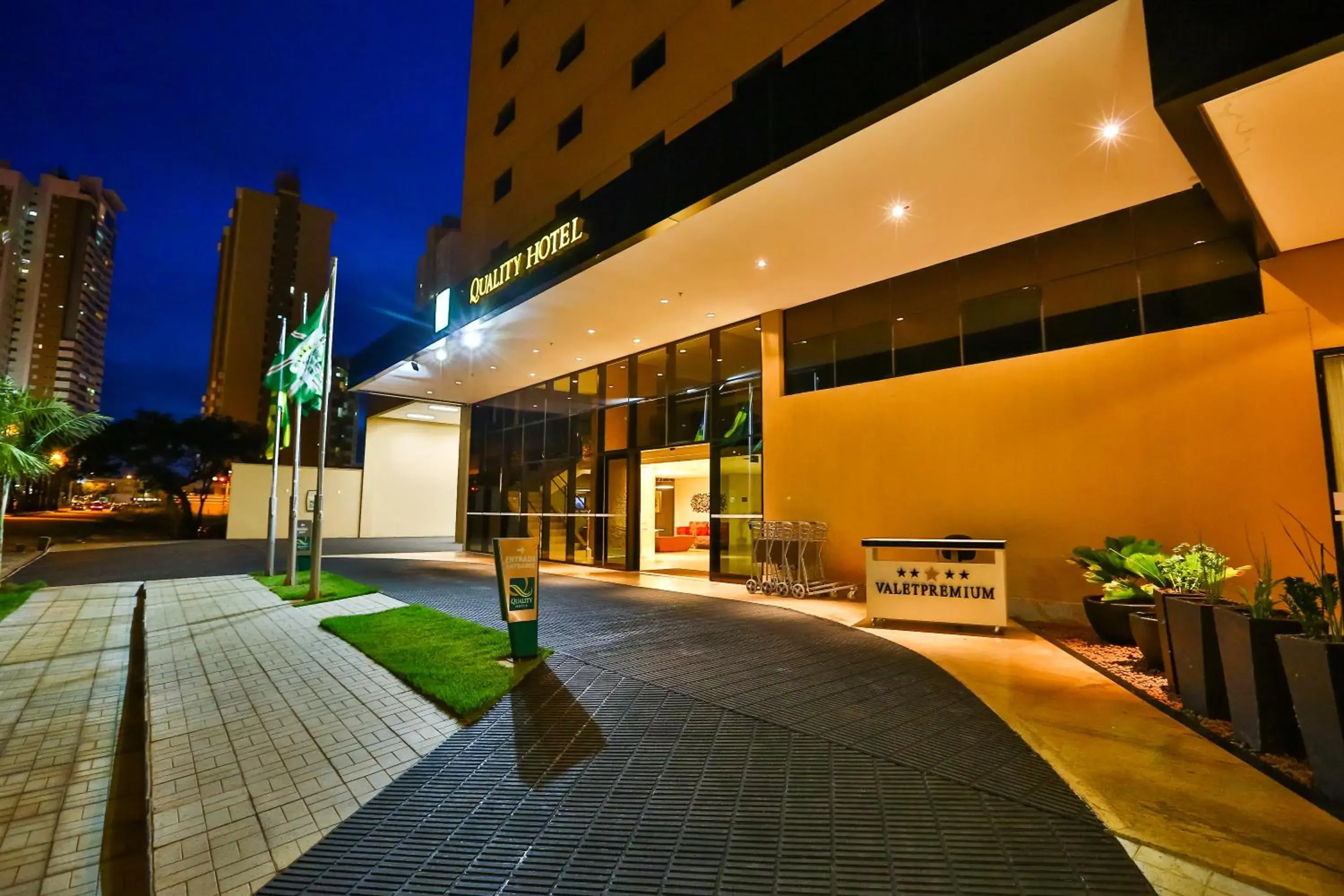 Facade/entrance in Quality Hotel Flamboyant Facade/entrance in Quality Hotel Flamboyant