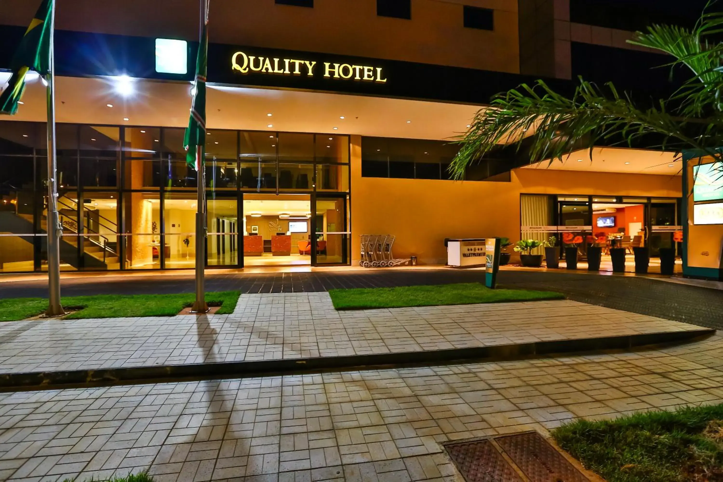 Facade/entrance in Quality Hotel Flamboyant Facade/entrance in Quality Hotel Flamboyant