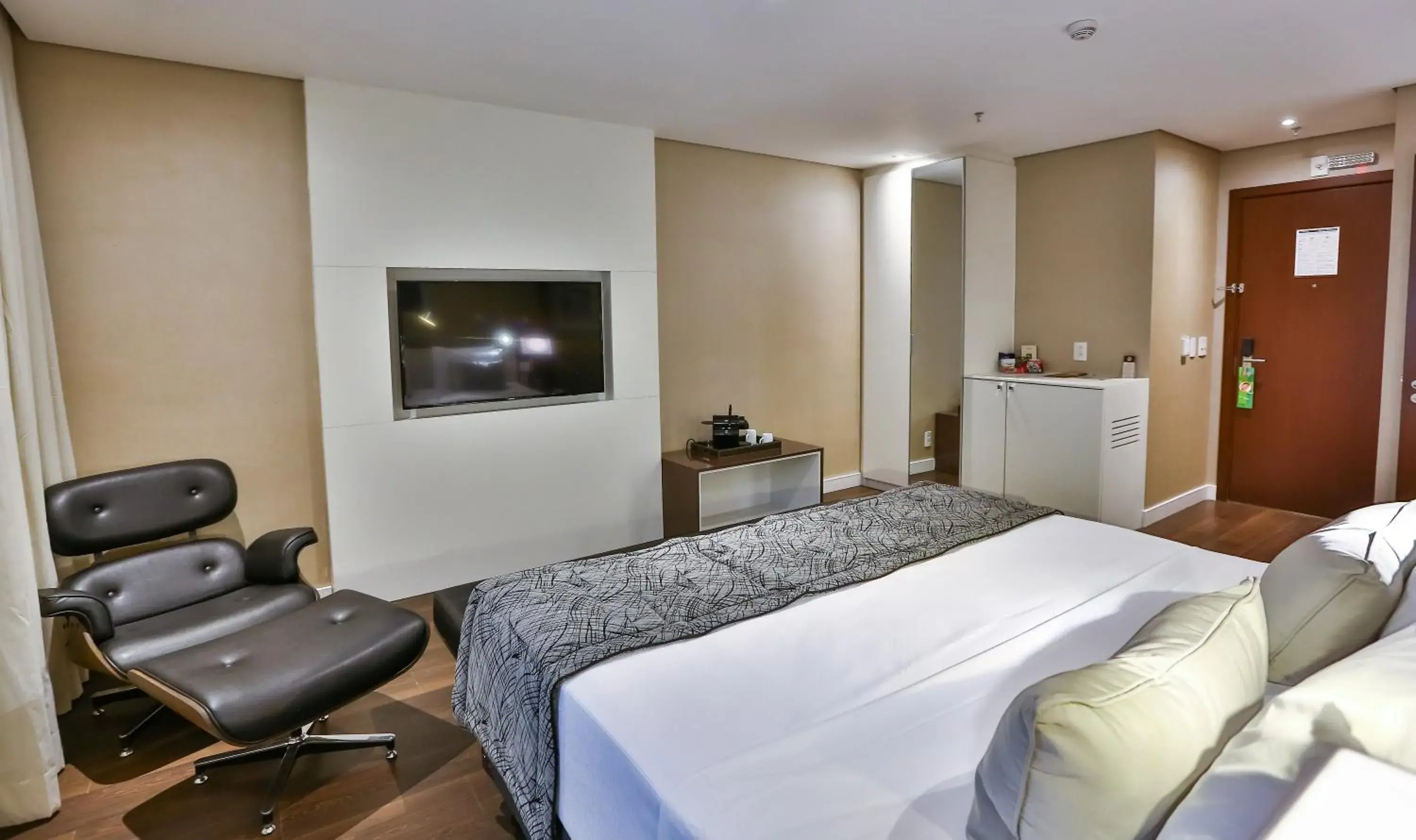 Bedroom, Bed in Quality Hotel Flamboyant Bedroom, Bed in Quality Hotel Flamboyant