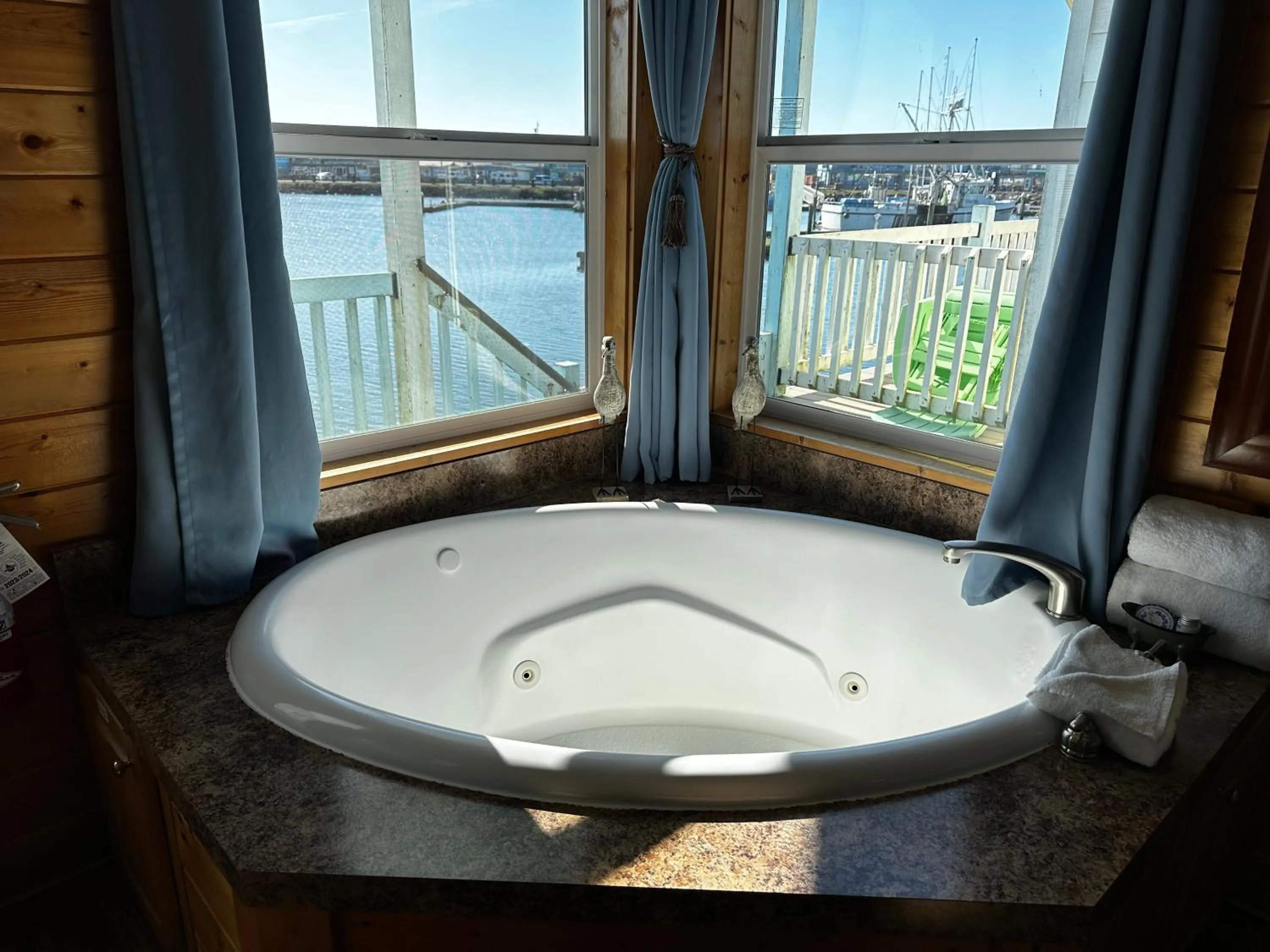 Hot Tub in Westport Marina Cottages
