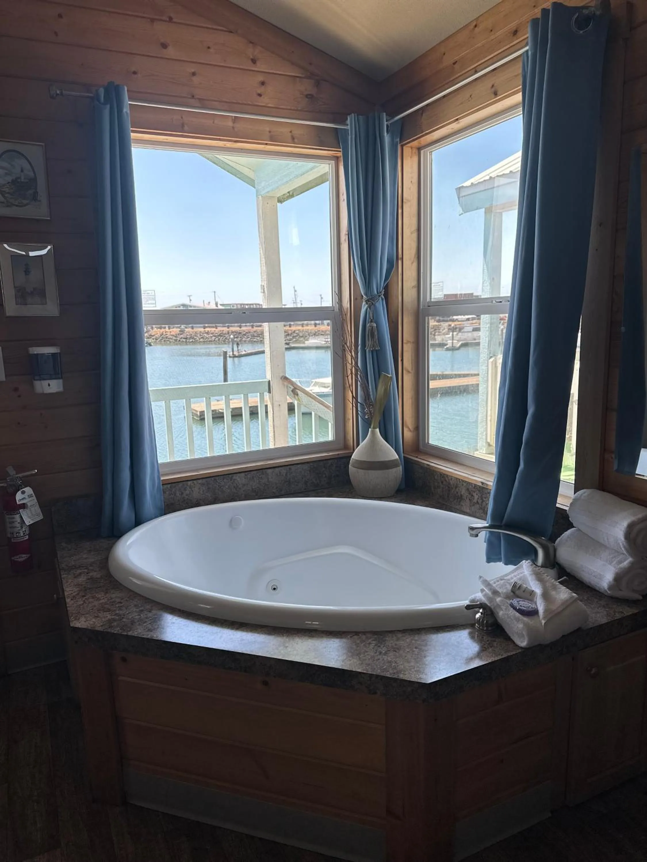 Hot Tub in Westport Marina Cottages