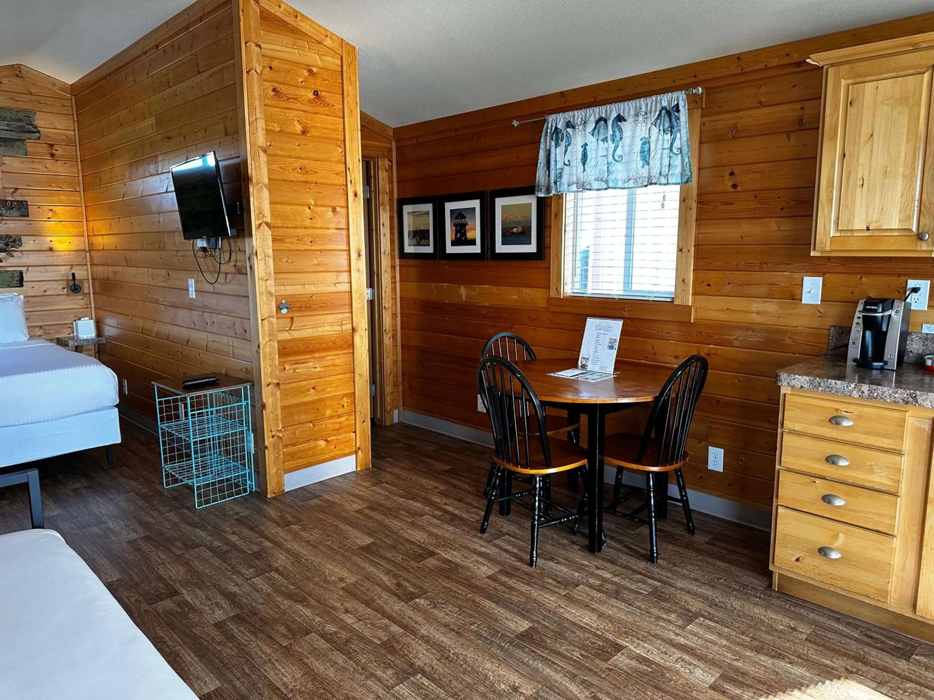 Living room, Bed in Westport Marina Cottages