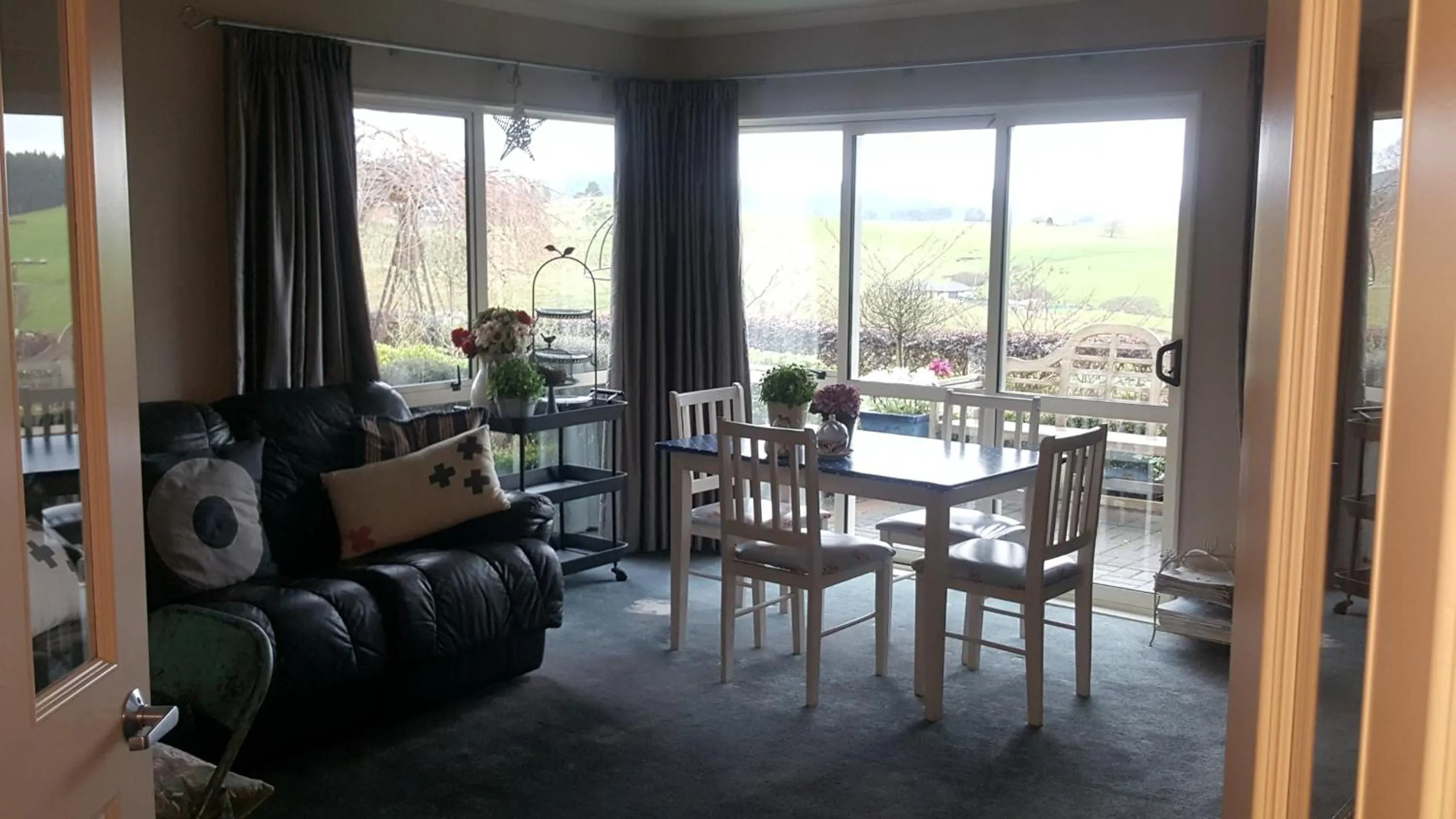 Communal lounge/ TV room in Waitomo Orchard Estate B&B