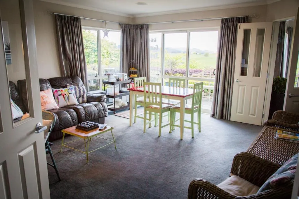 Communal lounge/ TV room in Waitomo Orchard Estate B&B