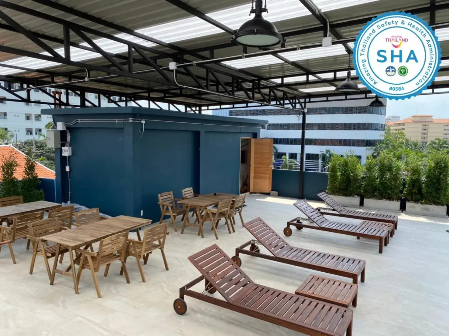 Swimming pool in Jomtien Longstay Hotel - SHA Plus Certified Swimming pool in Jomtien Longstay Hotel - SHA Plus Certified