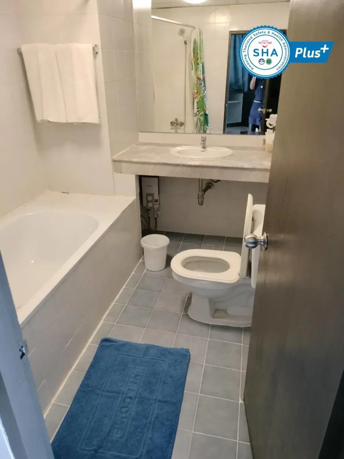 Bathroom in Jomtien Longstay Hotel - SHA Plus Certified Bathroom in Jomtien Longstay Hotel - SHA Plus Certified