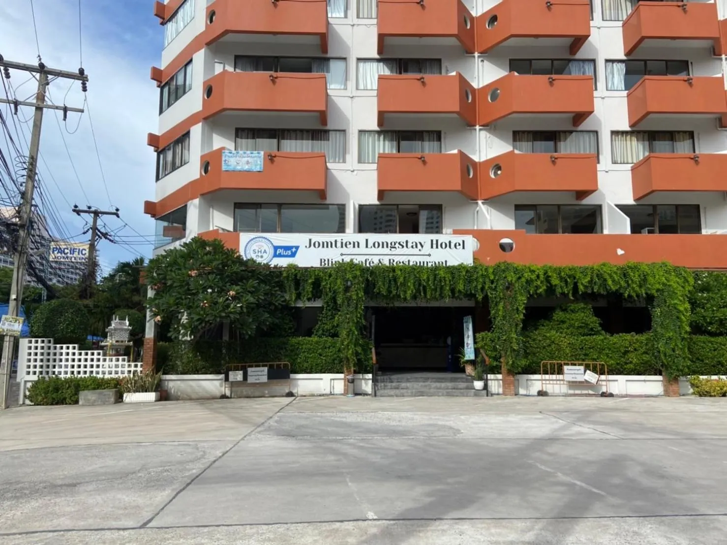 Property building in Jomtien Longstay Hotel - SHA Plus Certified