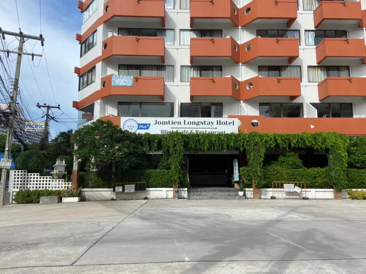 Property building in Jomtien Longstay Hotel - SHA Plus Certified Property building in Jomtien Longstay Hotel - SHA Plus Certified
