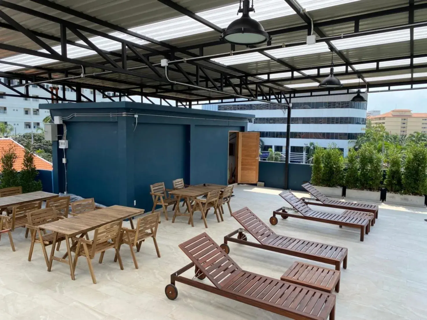 Swimming pool in Jomtien Longstay Hotel - SHA Plus Certified Swimming pool in Jomtien Longstay Hotel - SHA Plus Certified