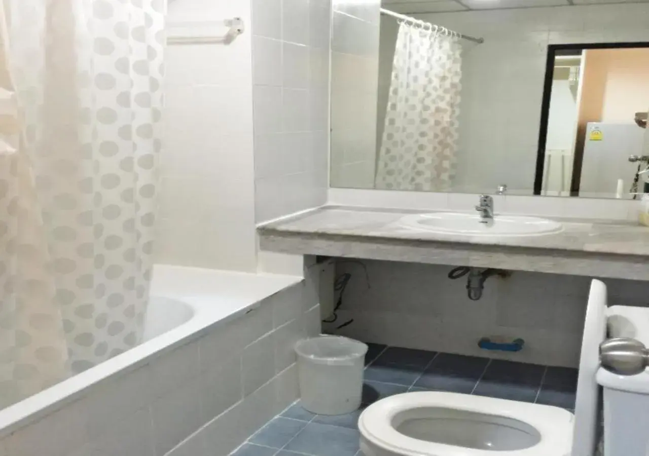 Bathroom in Jomtien Longstay Hotel - SHA Plus Certified Bathroom in Jomtien Longstay Hotel - SHA Plus Certified