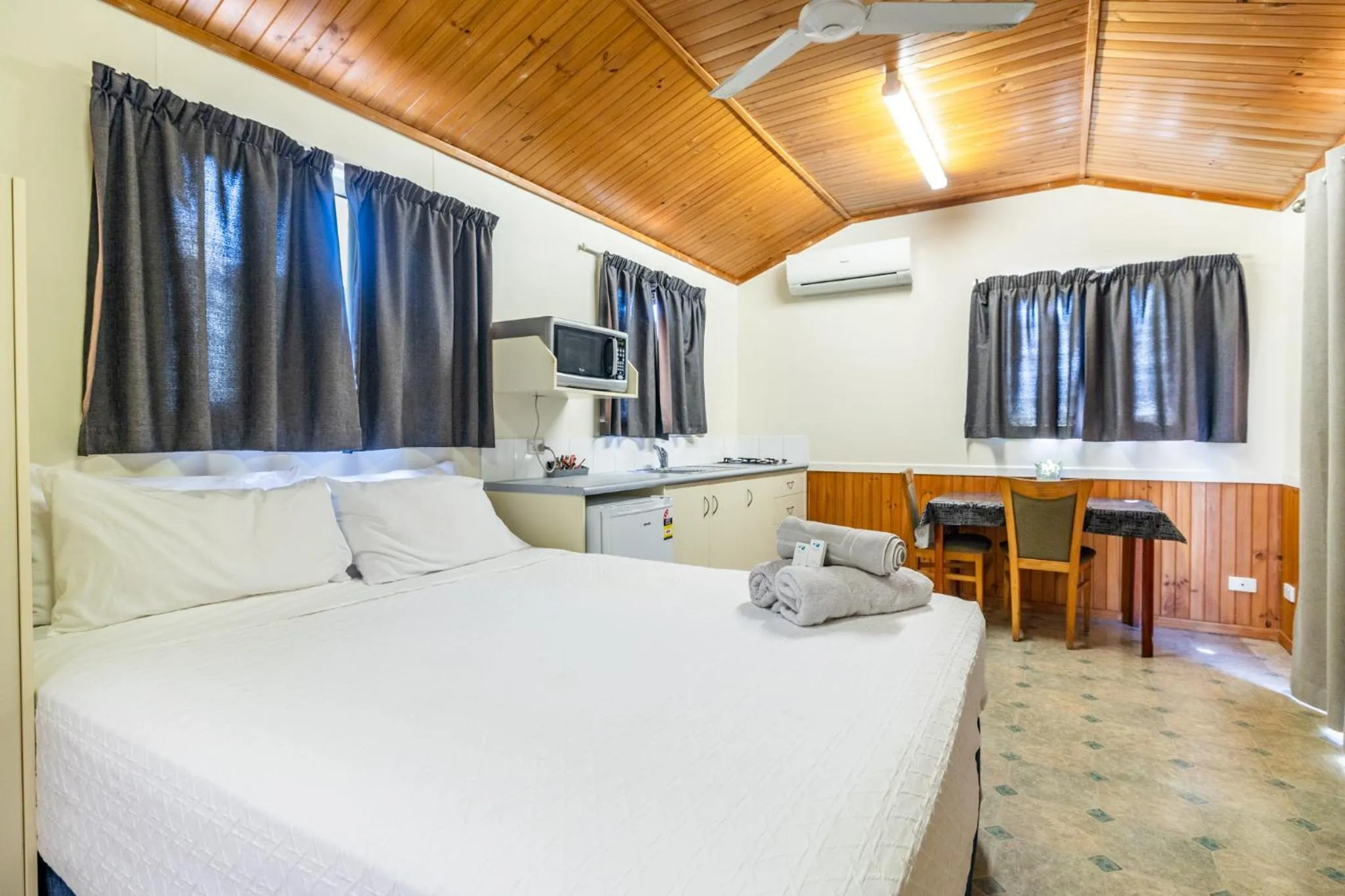 Bed in Harbour Lights Tourist Park