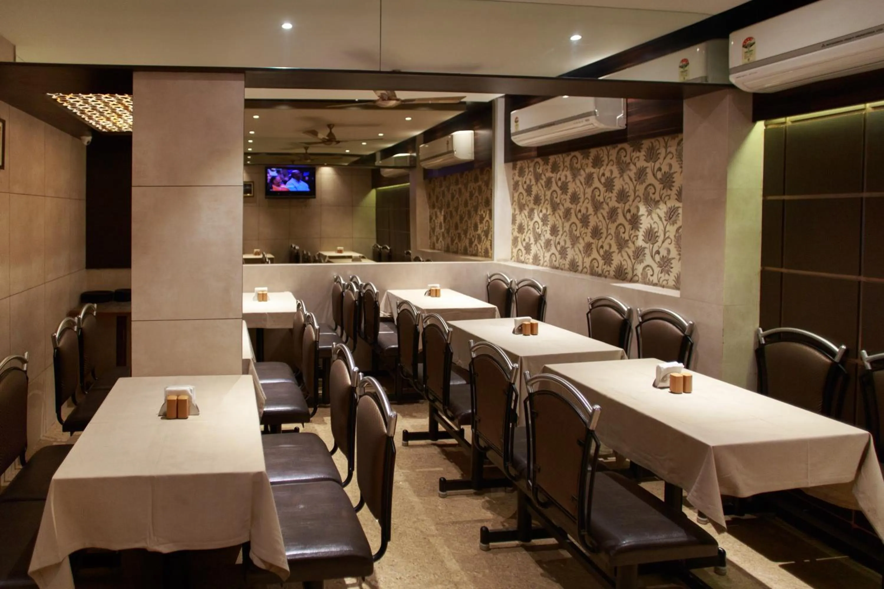 Restaurant/places to eat in Hotel Leela